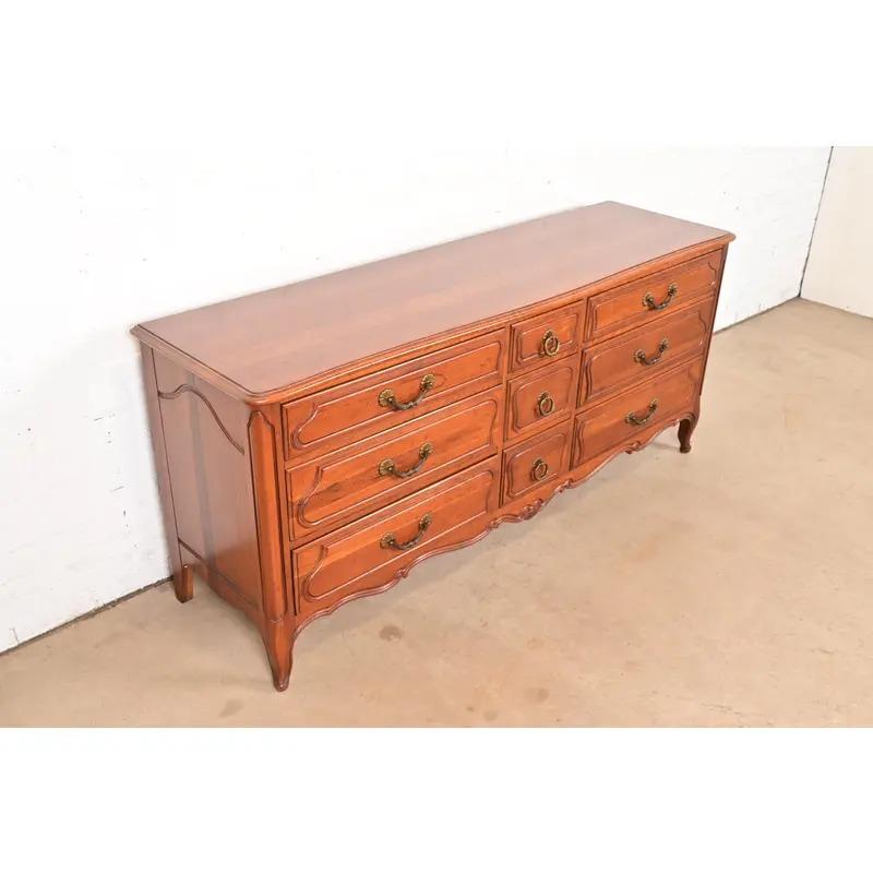 Milieu du XXe siècle Davis Cabinet Co. Commode triple en cerisier massif Louis XV de style provincial français en vente