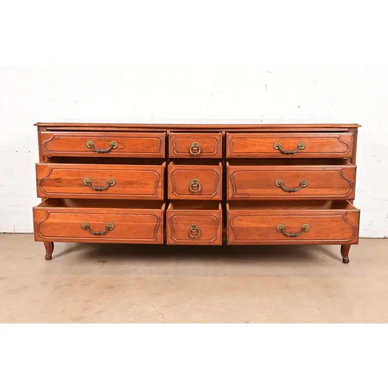 Laiton Davis Cabinet Co. Commode triple en cerisier massif Louis XV de style provincial français en vente