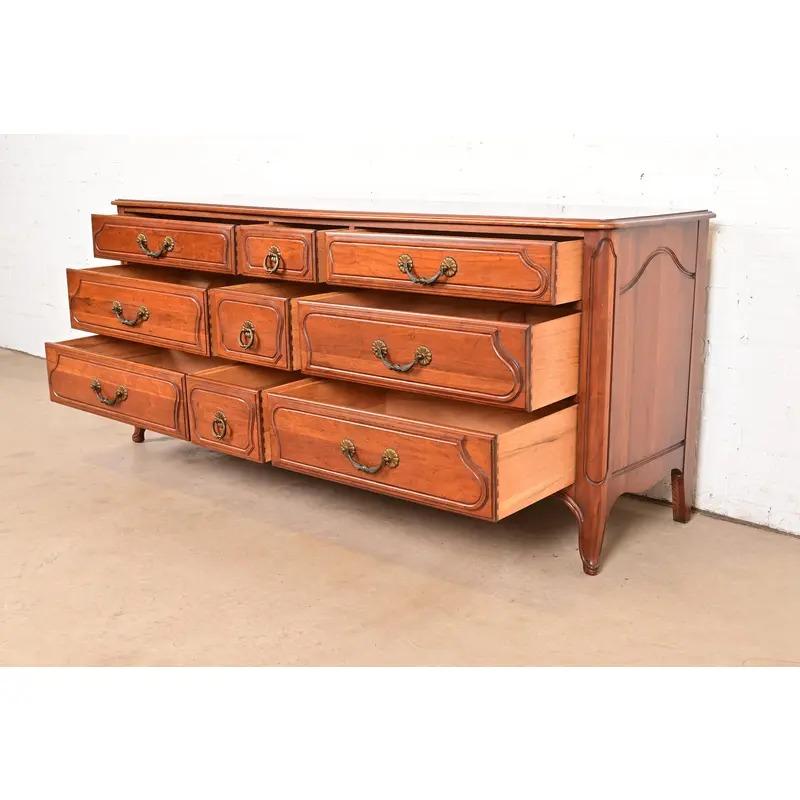 Davis Cabinet Co. Commode triple en cerisier massif Louis XV de style provincial français en vente 1