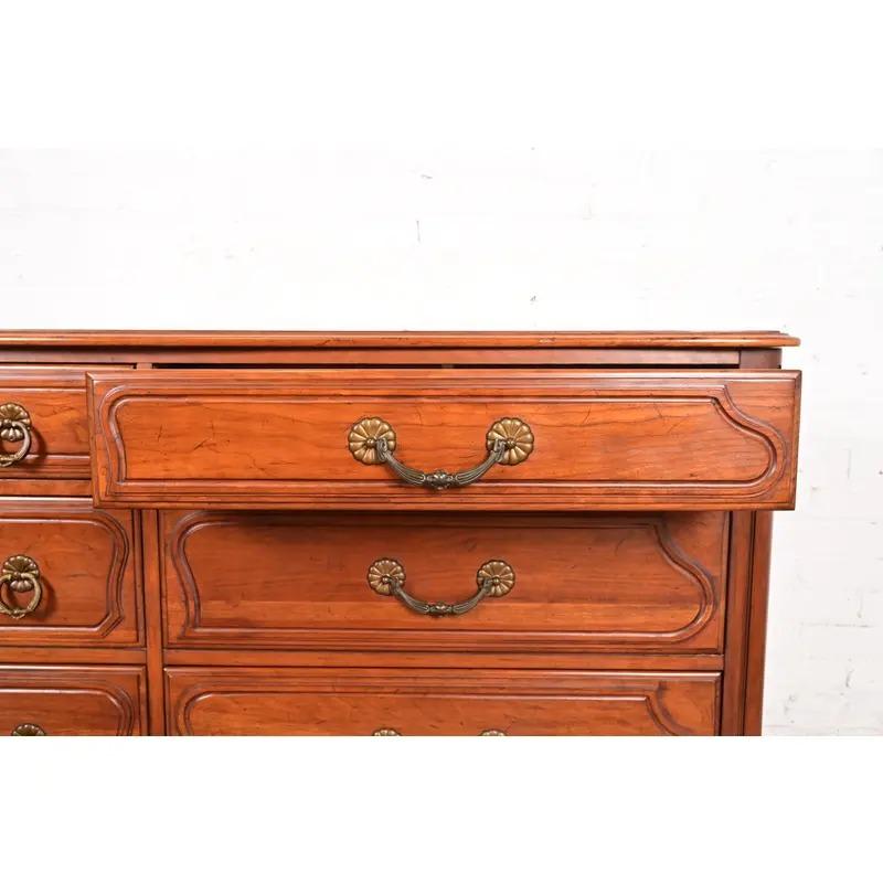 Davis Cabinet Co. Commode triple en cerisier massif Louis XV de style provincial français en vente 2