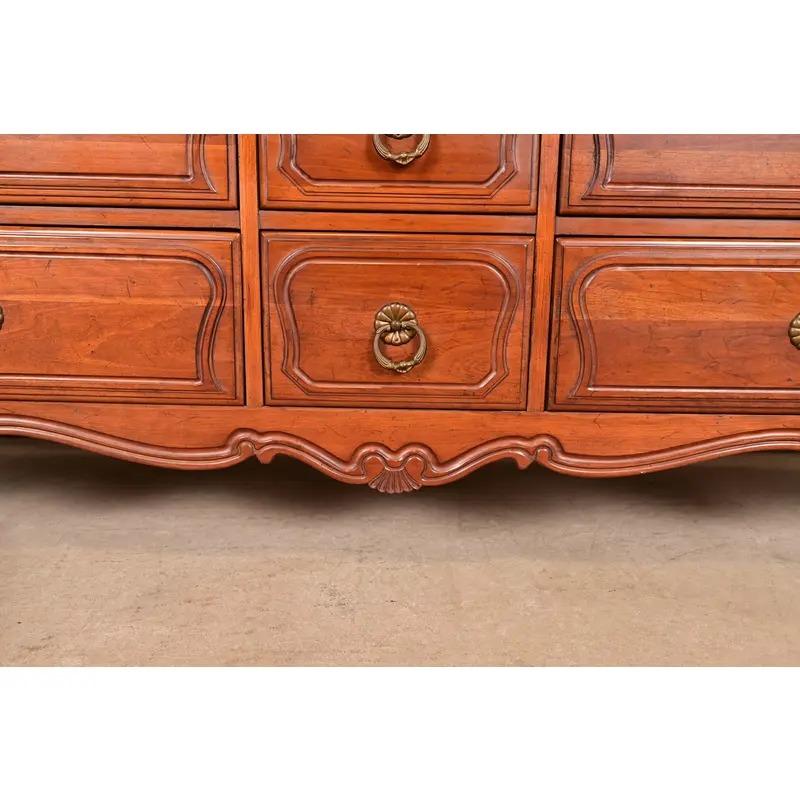 Davis Cabinet Co. Commode triple en cerisier massif Louis XV de style provincial français en vente 4