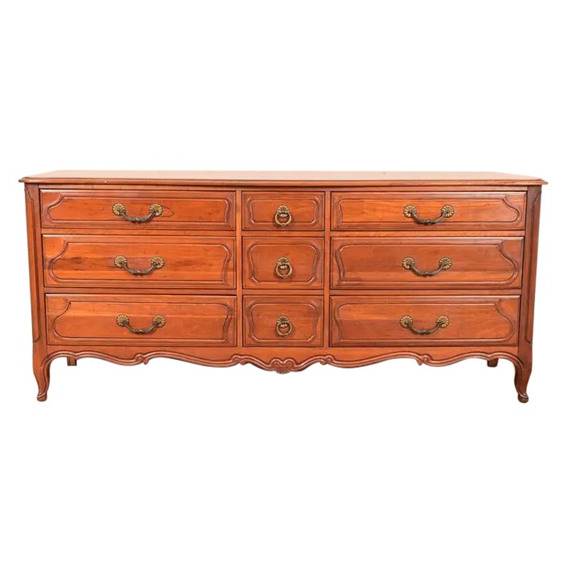 Davis Cabinet Co. Commode triple en cerisier massif Louis XV de style provincial français en vente