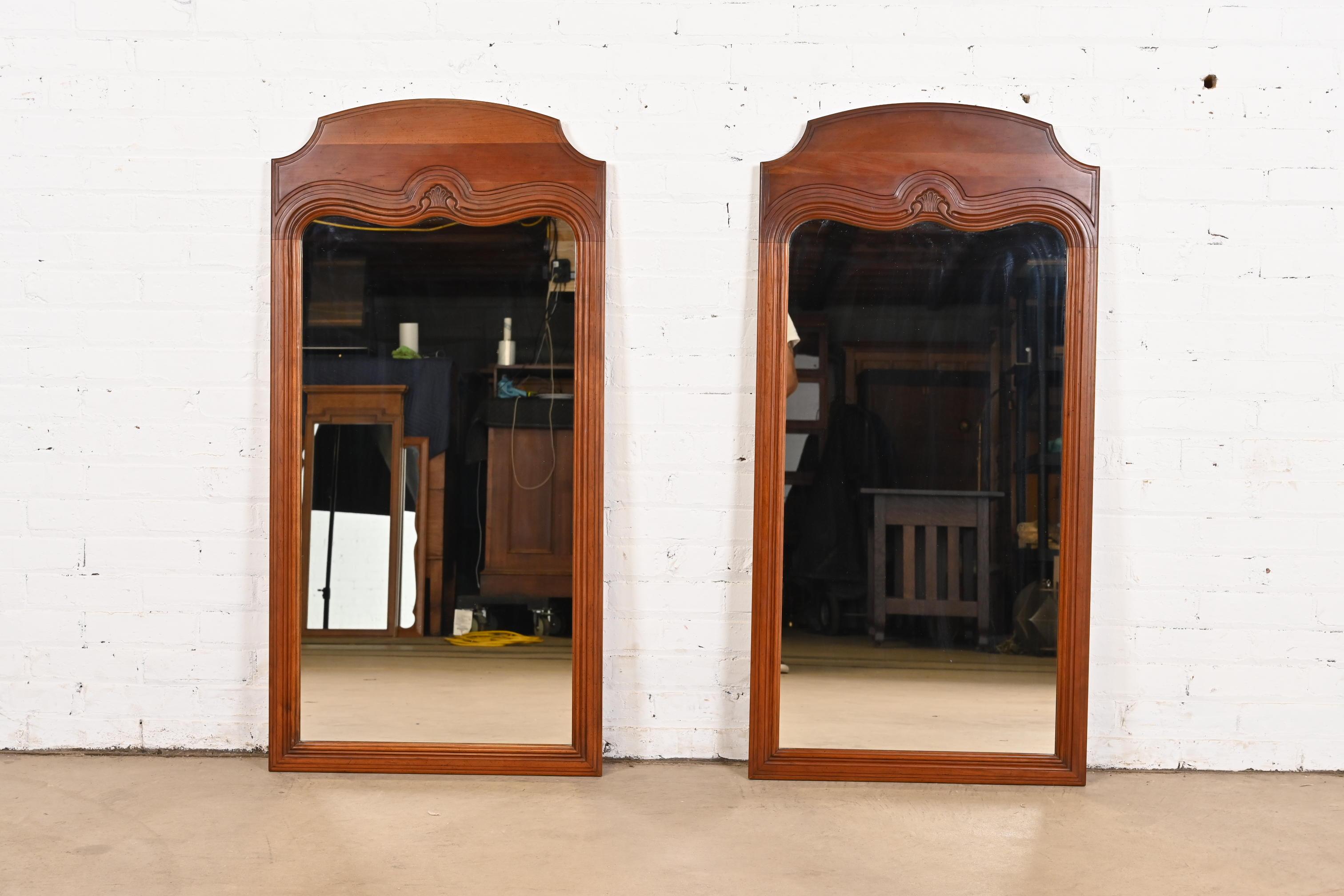 Magnifique paire de grands miroirs muraux en cerisier sculpté de style Louis XV.

Par Davis Cabinet Company (produit par Carolina Mirror Corp.)

USA, Circa 1960

Chacune mesure : 23,5 