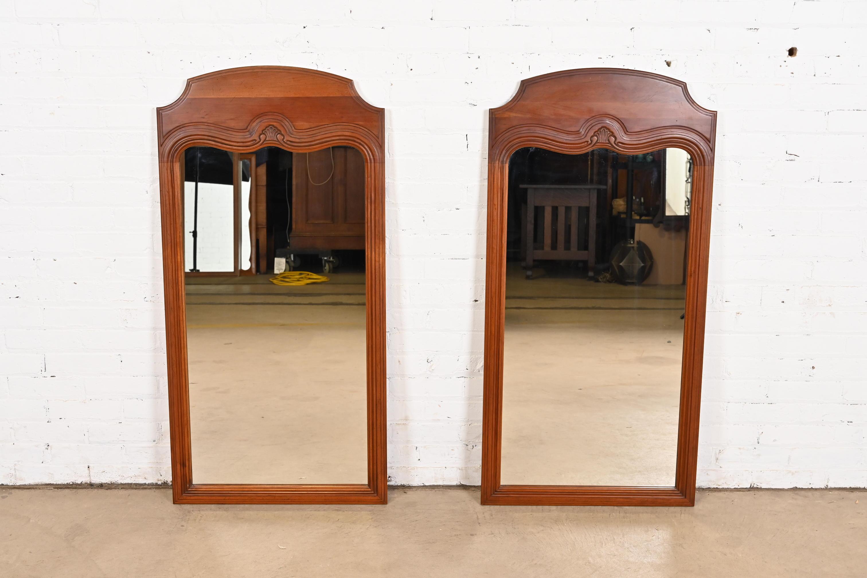 Provincial français Davis Cabinet Co. Paire de grands miroirs muraux Louis XV de style provincial français en vente