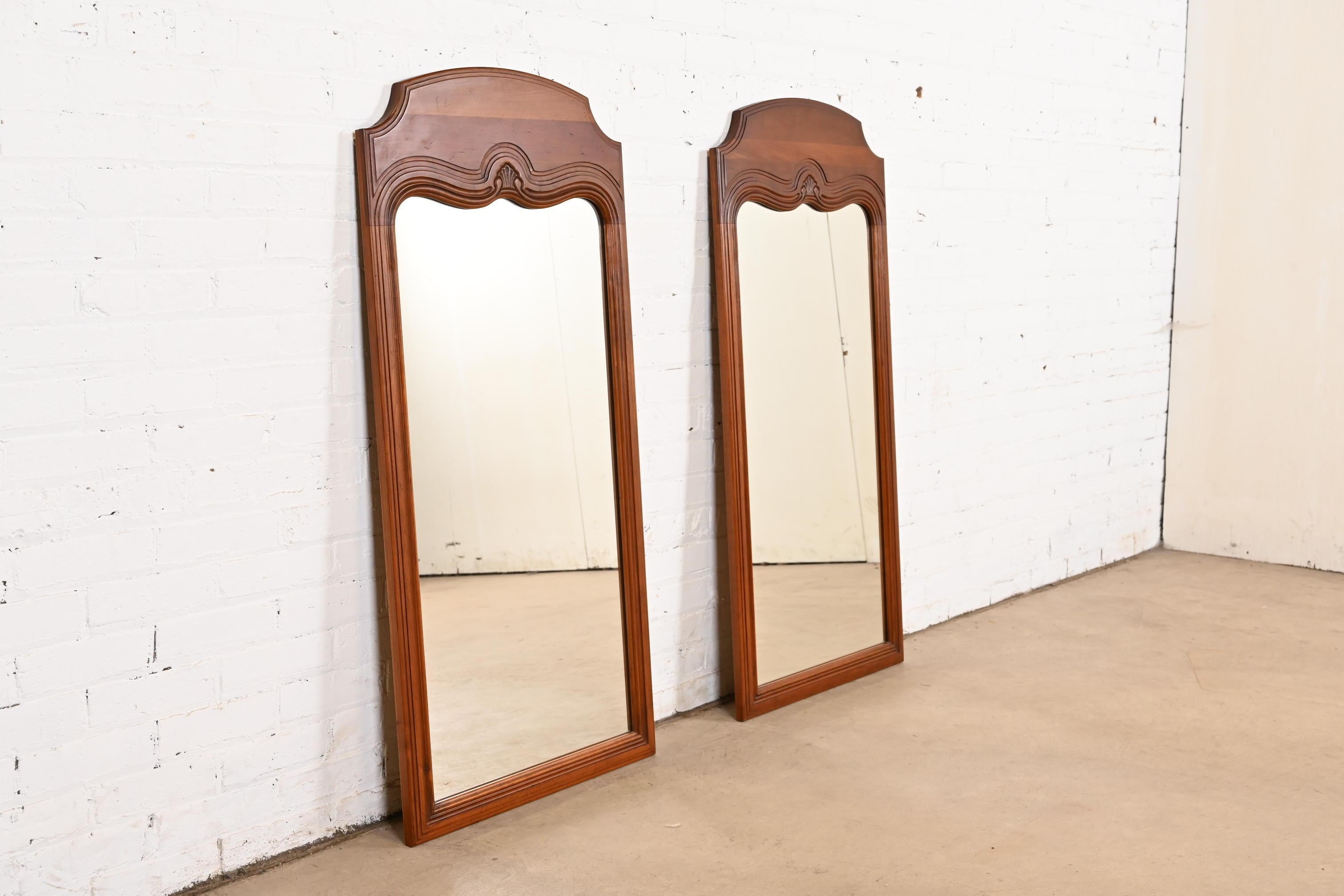 Américain Davis Cabinet Co. Paire de grands miroirs muraux Louis XV de style provincial français en vente