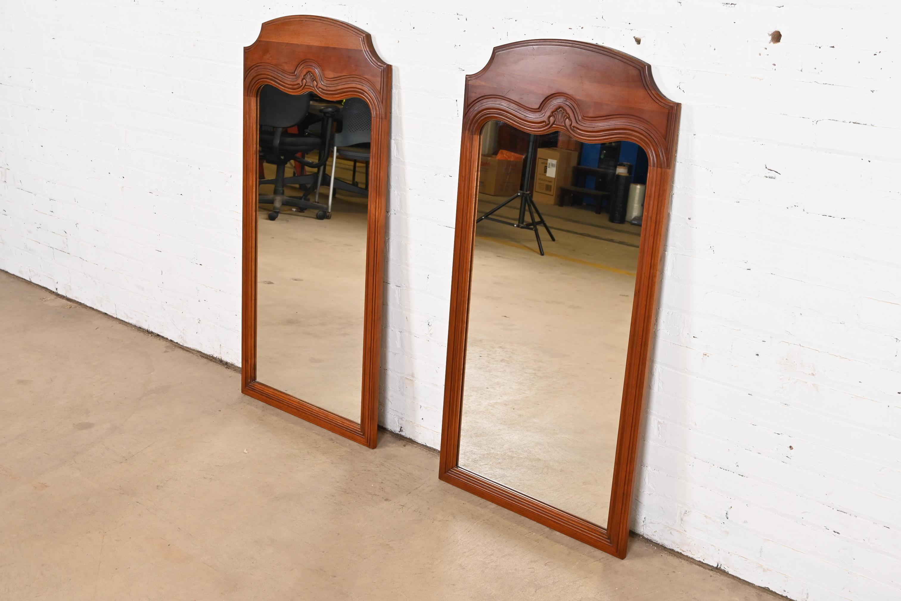 Davis Cabinet Co. Paire de grands miroirs muraux Louis XV de style provincial français Bon état - En vente à South Bend, IN