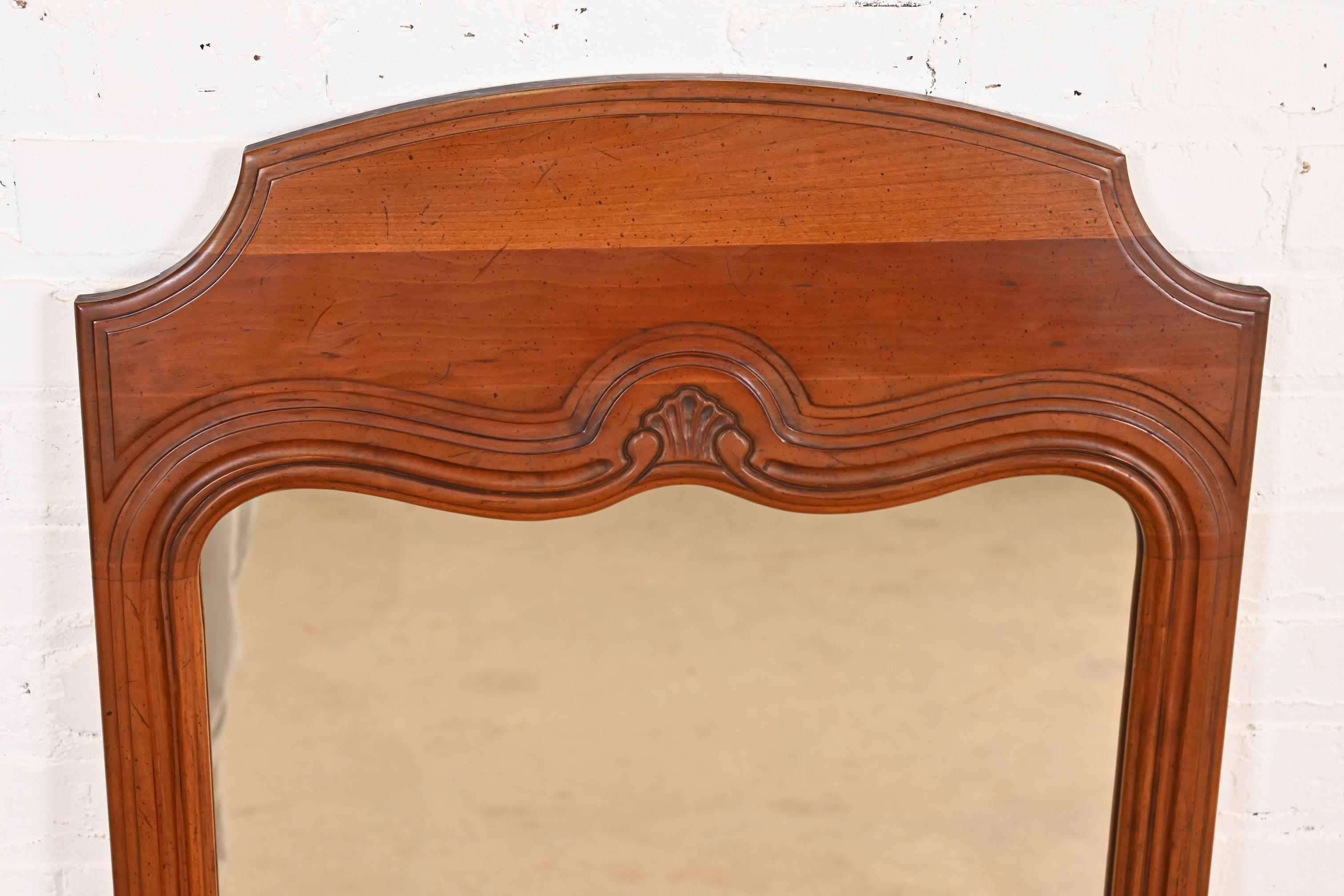 Milieu du XXe siècle Davis Cabinet Co. Paire de grands miroirs muraux Louis XV de style provincial français en vente