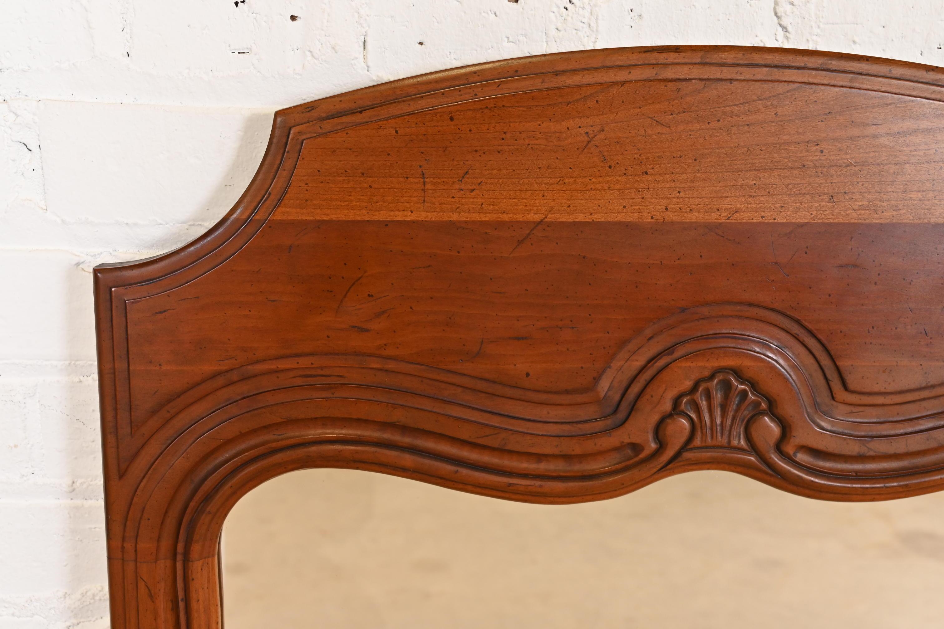 Miroir Davis Cabinet Co. Paire de grands miroirs muraux Louis XV de style provincial français en vente