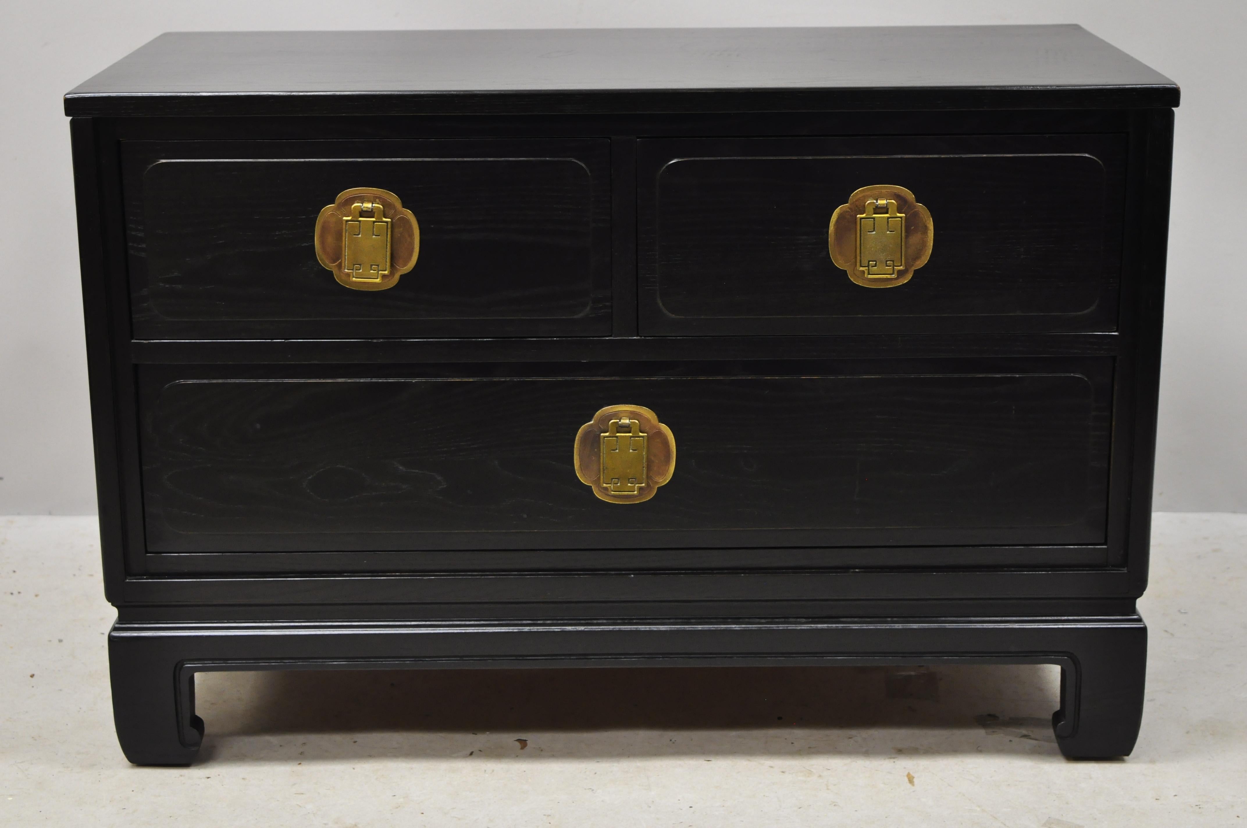 Davis Cabinet Co James Mont style ebonized oriental chinoiserie lacquer 3-drawer chest. Item features Ming style feet, black lacquer ebonized finish, solid wood construction, original stamp, 3 dovetailed drawers, solid brass hardware, quality