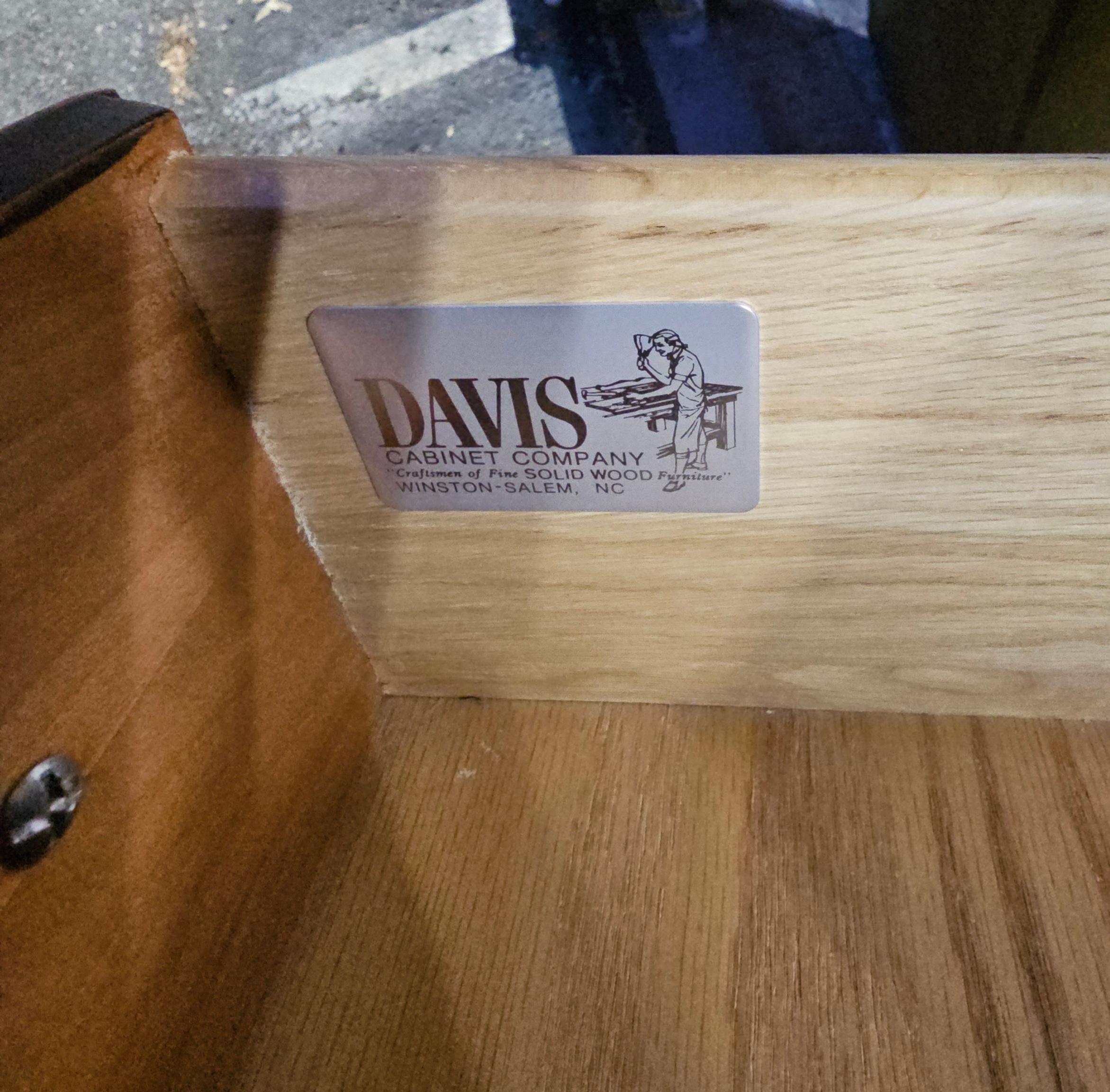 XX secolo Davis Cabinet Co Cassettiera Semainier in mogano in vendita