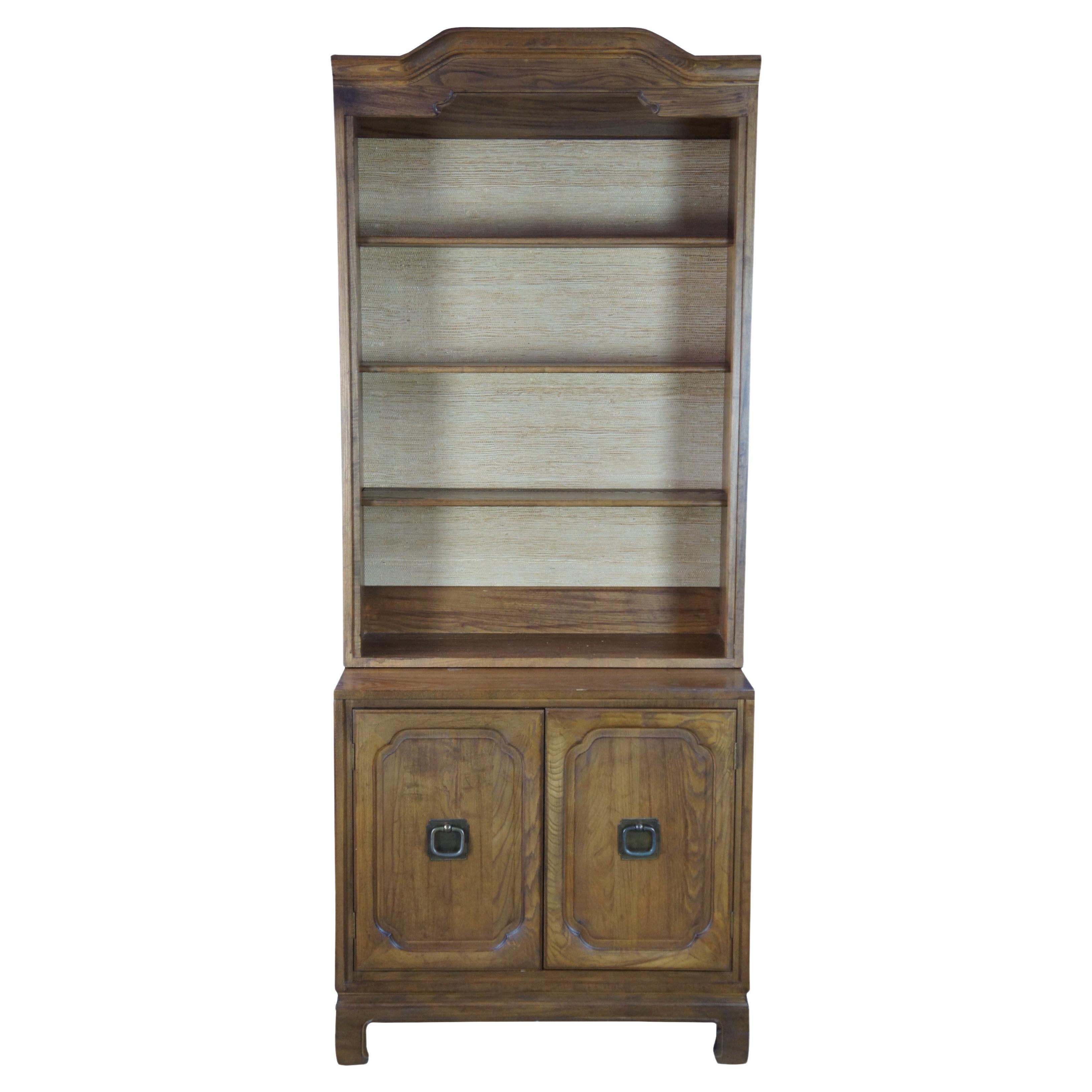 Commode bibliothèque Vintage Davis Cabinet Company. Fabriquée en bois de teck, elle présente un style asiatique avec des étagères supérieures et une armoire inférieure. Circa late 20th century, Nashville Tennessee. #1515

Mesures : 32