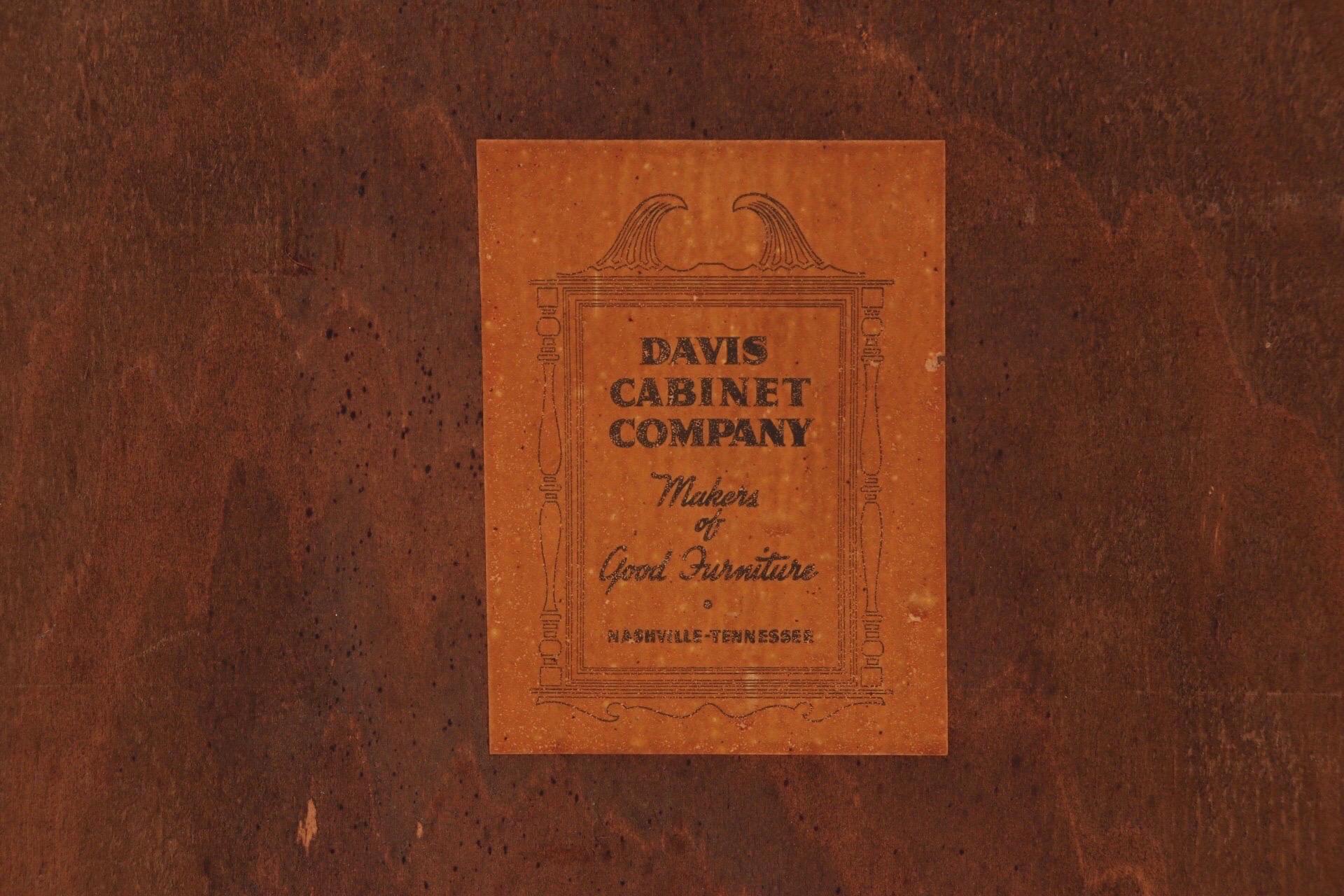 Noyer Commode Davis Cabinet Company en vente