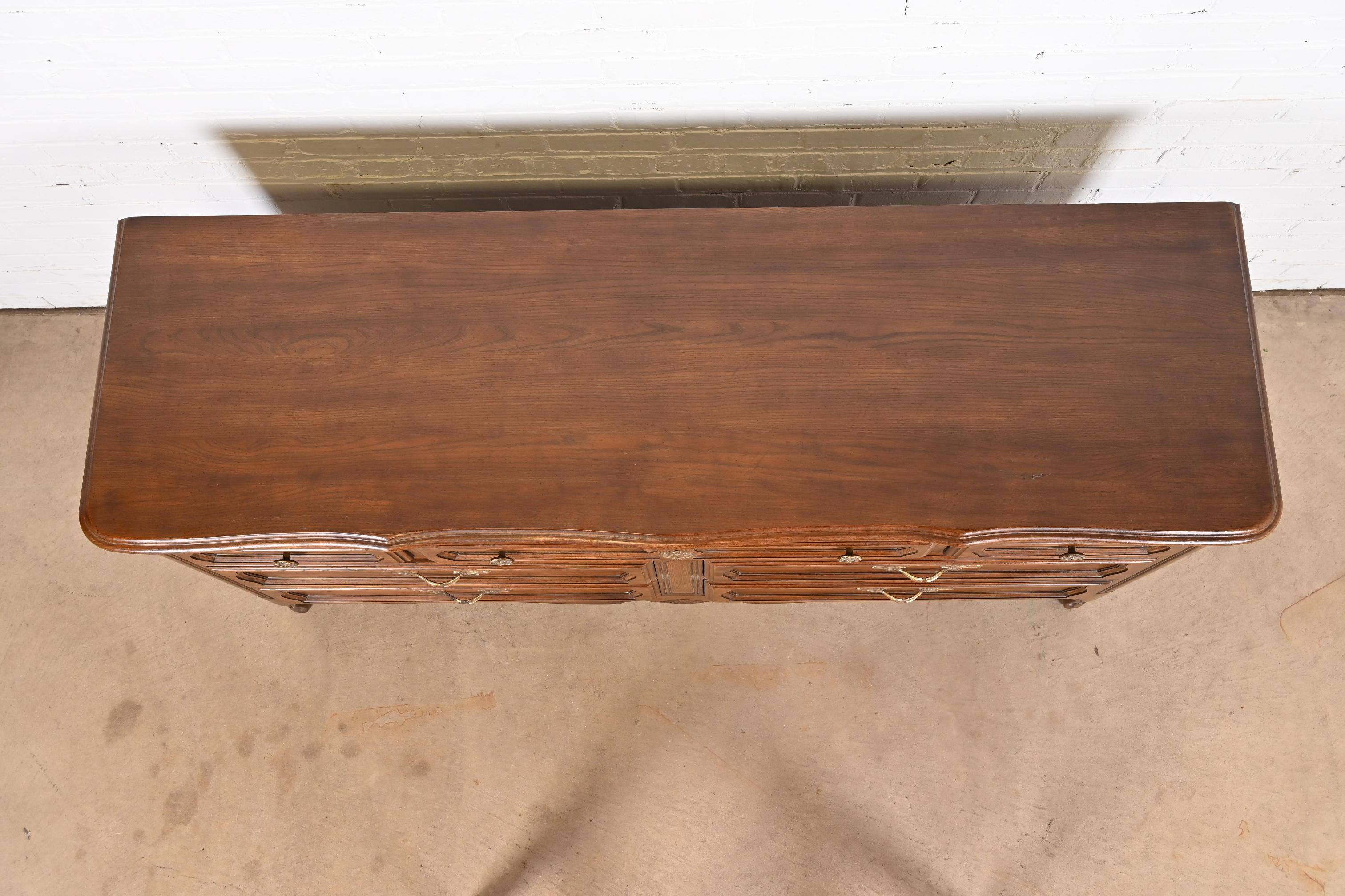 Davis Cabinet Company French Provincial Louis XV Carved Oak Dresser In Good Condition For Sale In South Bend, IN
