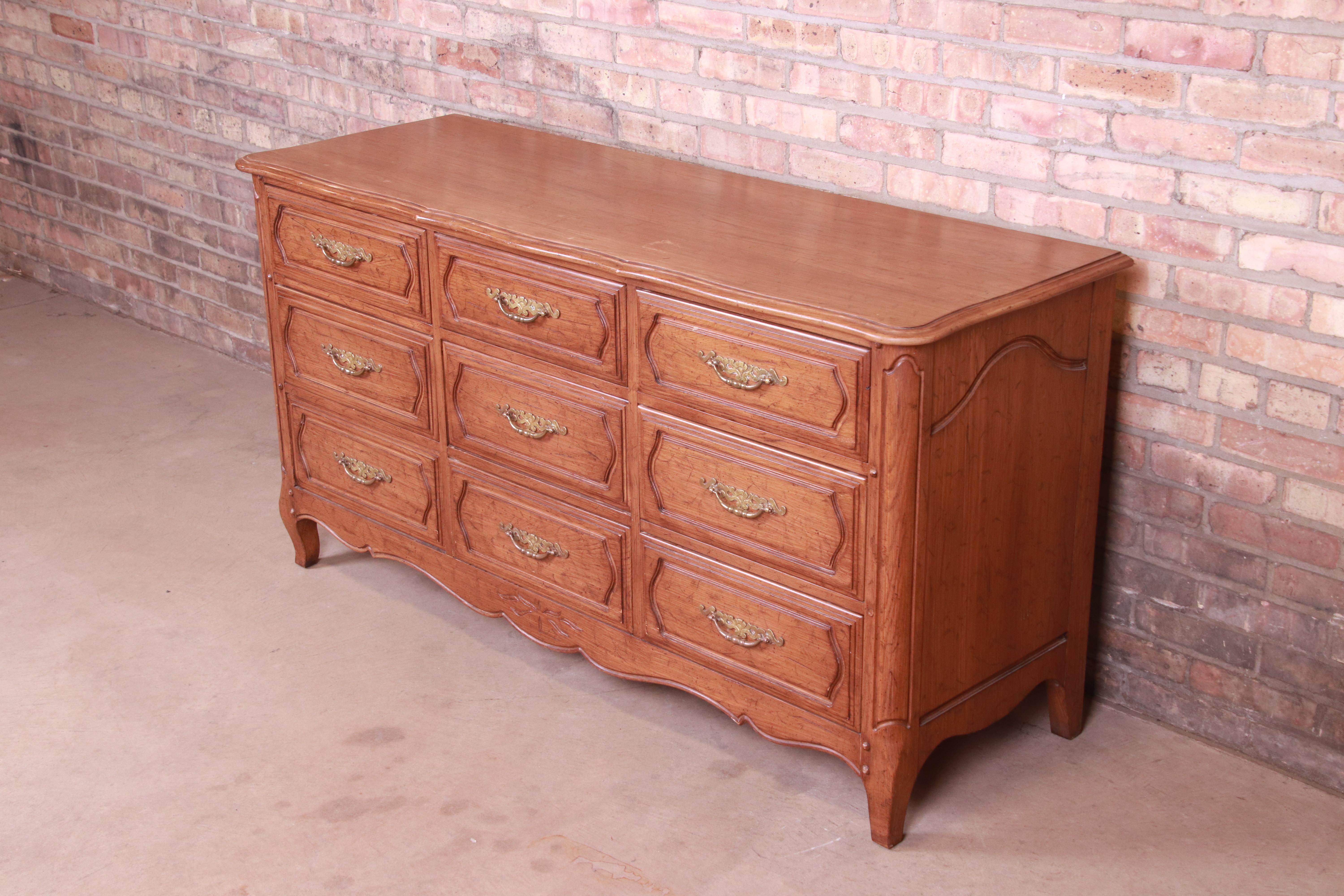 Davis Cabinet Company Französische Provincial Louis XV Dreifach-Kommode oder Anrichte (amerikanisch) im Angebot