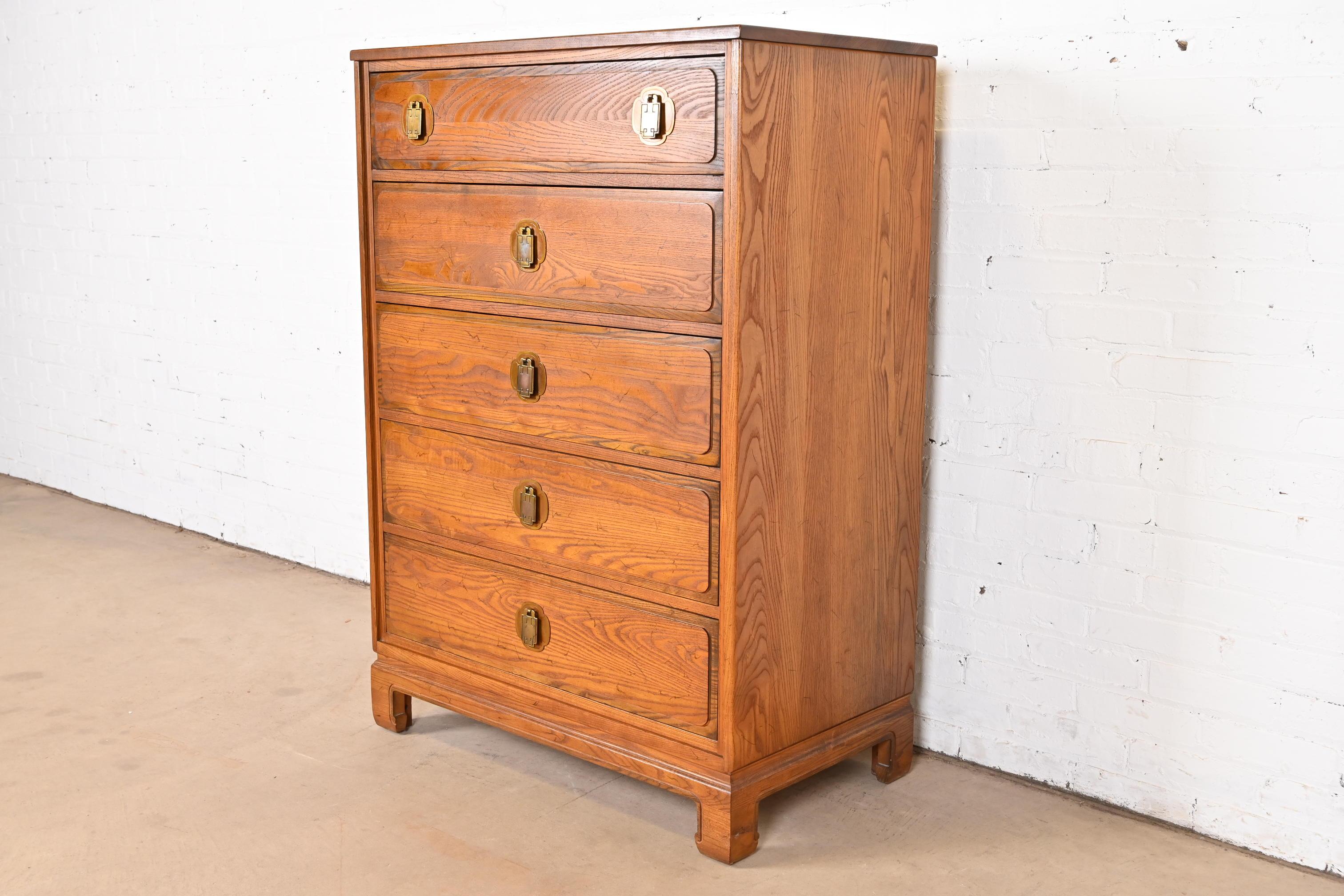 Davis Cabinet Company Mid-Century Hollywood Regency Chinoiserie Oak Highboy In Good Condition For Sale In South Bend, IN