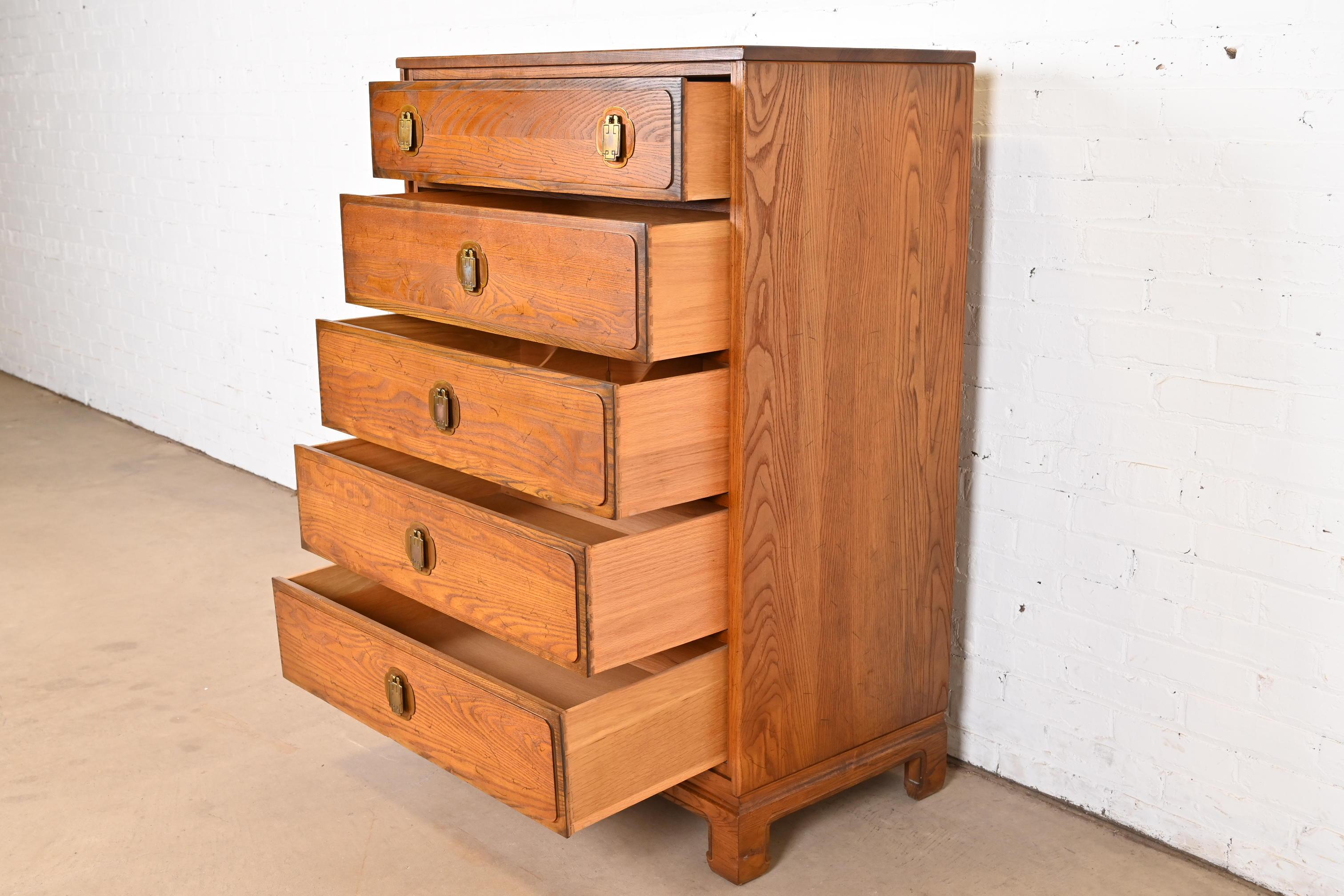 Davis Cabinet Company Mid-Century Hollywood Regency Chinoiserie Oak Highboy in vendita 2