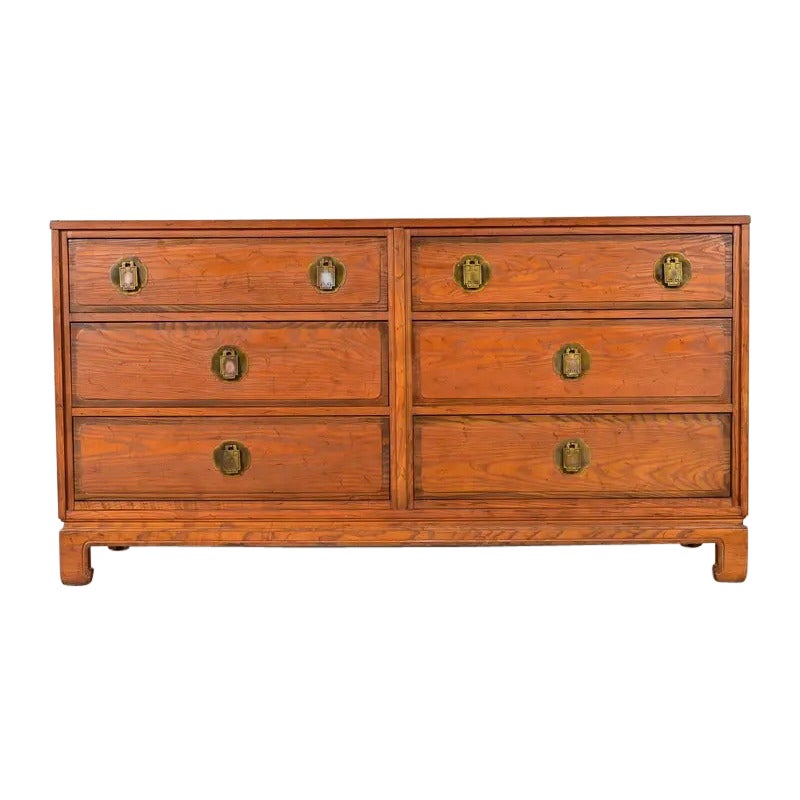 Davis Cabinet Company Mid-Century Modern Teak Dresser, Circa 1960s en vente