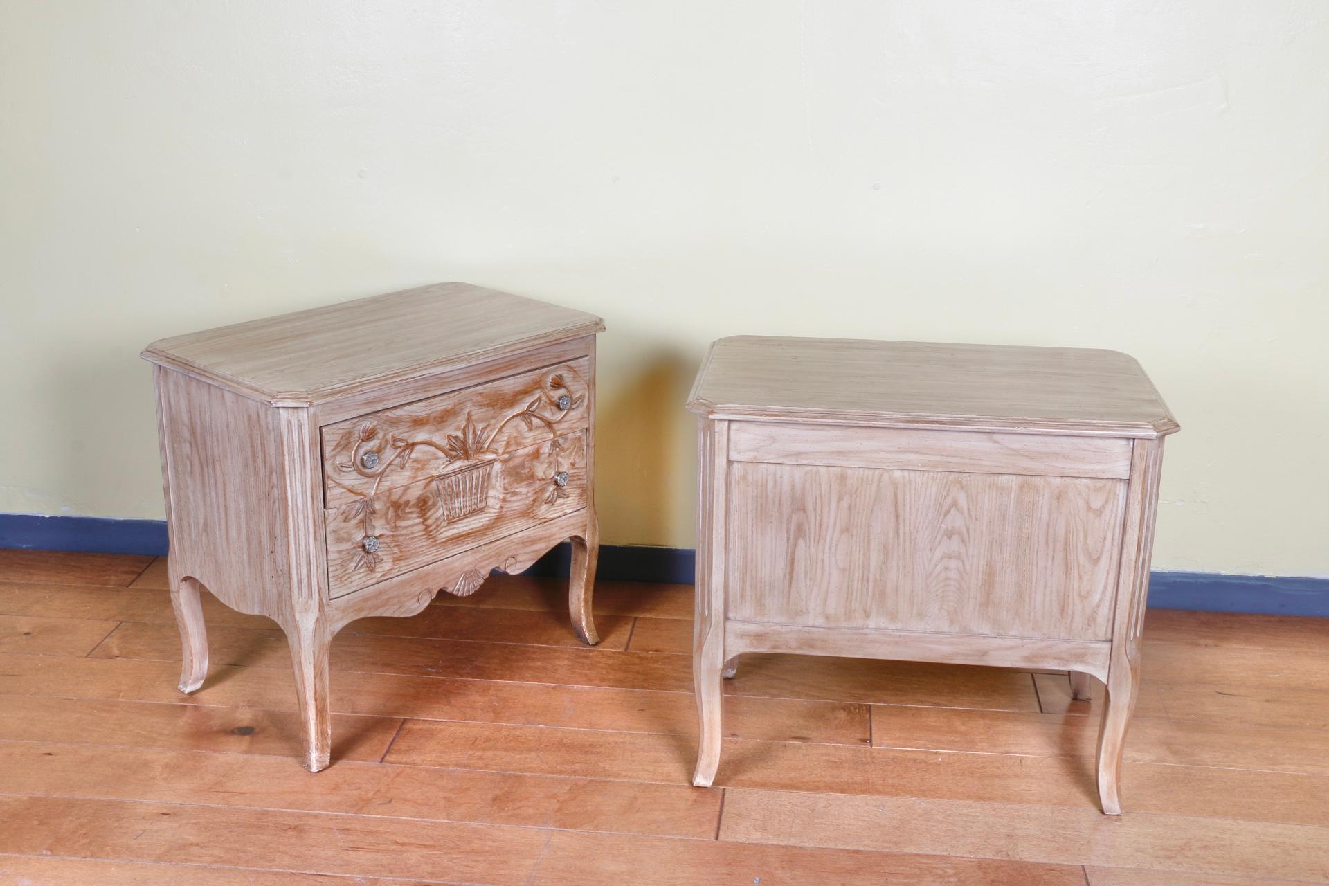 Davis Cabinet Company Pair of Nightstands For Sale 2