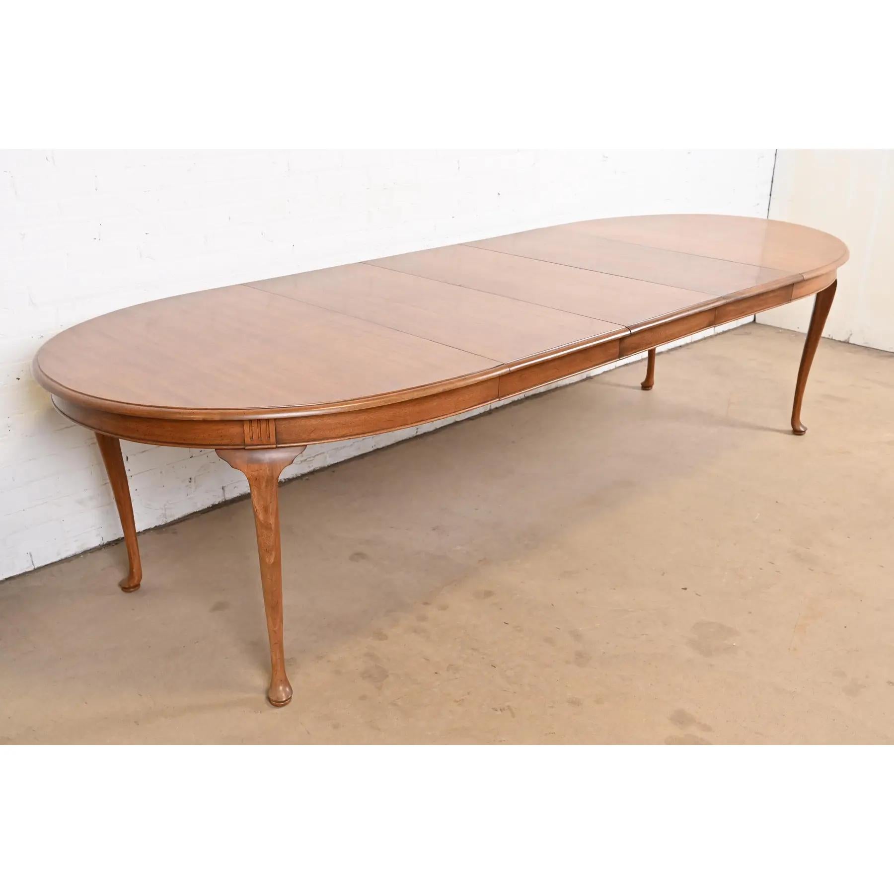 An exceptional English Traditional Queen Anne style solid cherry wood extension dining table

By Davis Cabinet Company

USA, Circa 1960s

Measures: 64