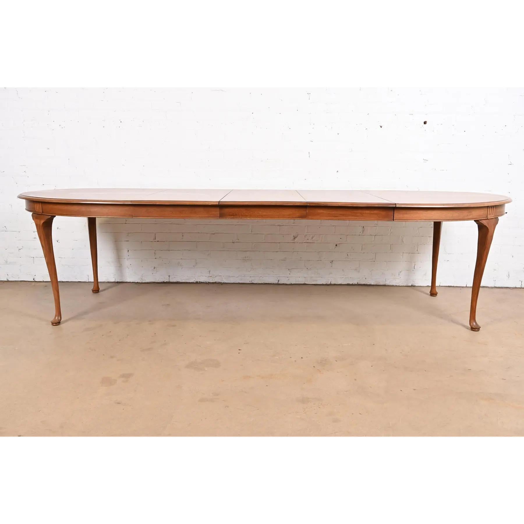 Davis Cabinet Company Queen Anne Solid Cherry Wood Extension Dining Table, 1960s In Good Condition In South Bend, IN