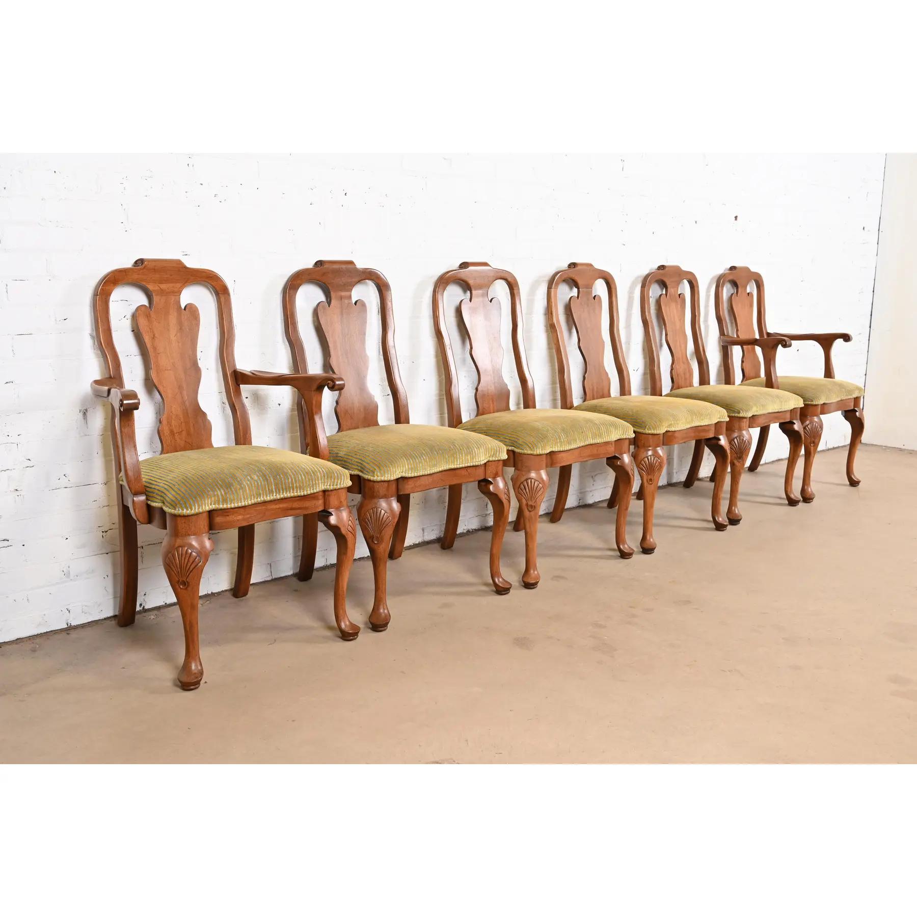 Ein außergewöhnlicher Satz von sechs Esszimmerstühlen im Queen-Anne- oder georgianischen Stil

Von Davis Cabinet Company

USA, ca. 1960er Jahre

Massive Rahmen aus Nussbaumholz, mit gepolsterten Sitzen.

Maßnahmen:
Seitenstühle: 22 