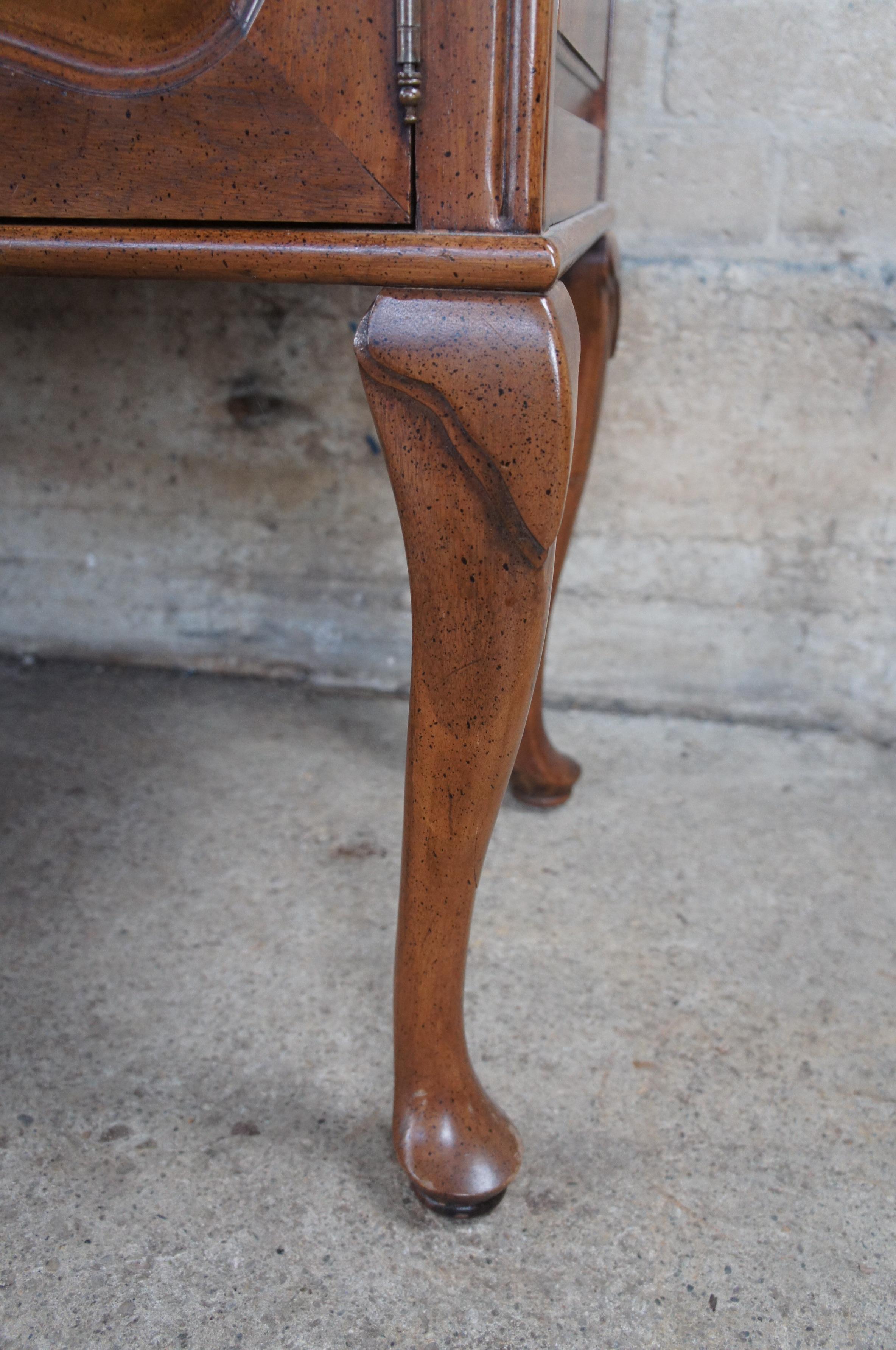 Davis Cabinet Cumberland Valley Queen Anne Style Walnut Buffet Sideboard Server in vendita 3