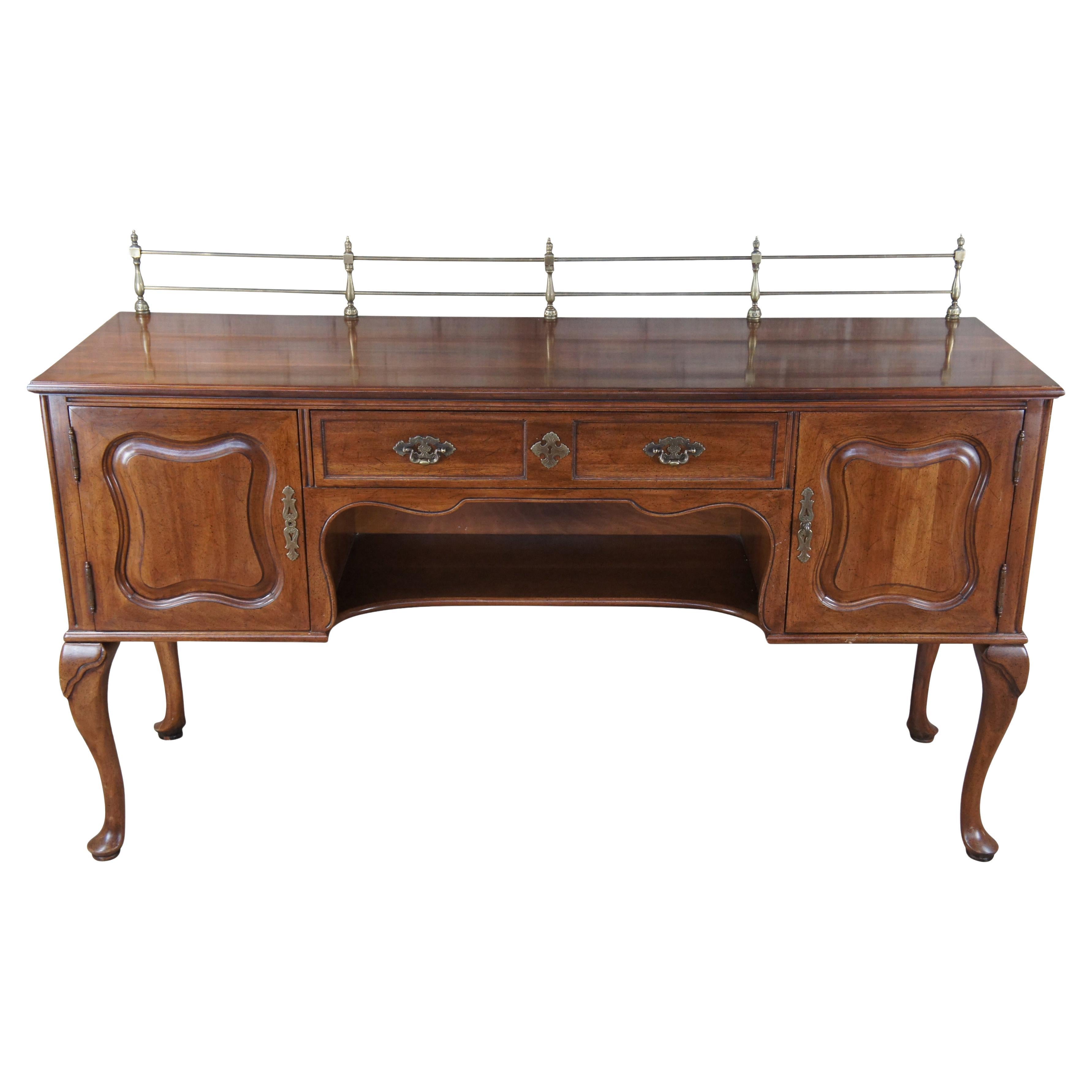 Davis Cabinet Company Old World Huntboard #1255 d'epoca, circa 1960.  Fa parte della Cumberland Valley Collectional.  Presenta una struttura in noce massiccio con un cassetto centrale a coda di rondine in Oak che si affianca a un armadietto interno,