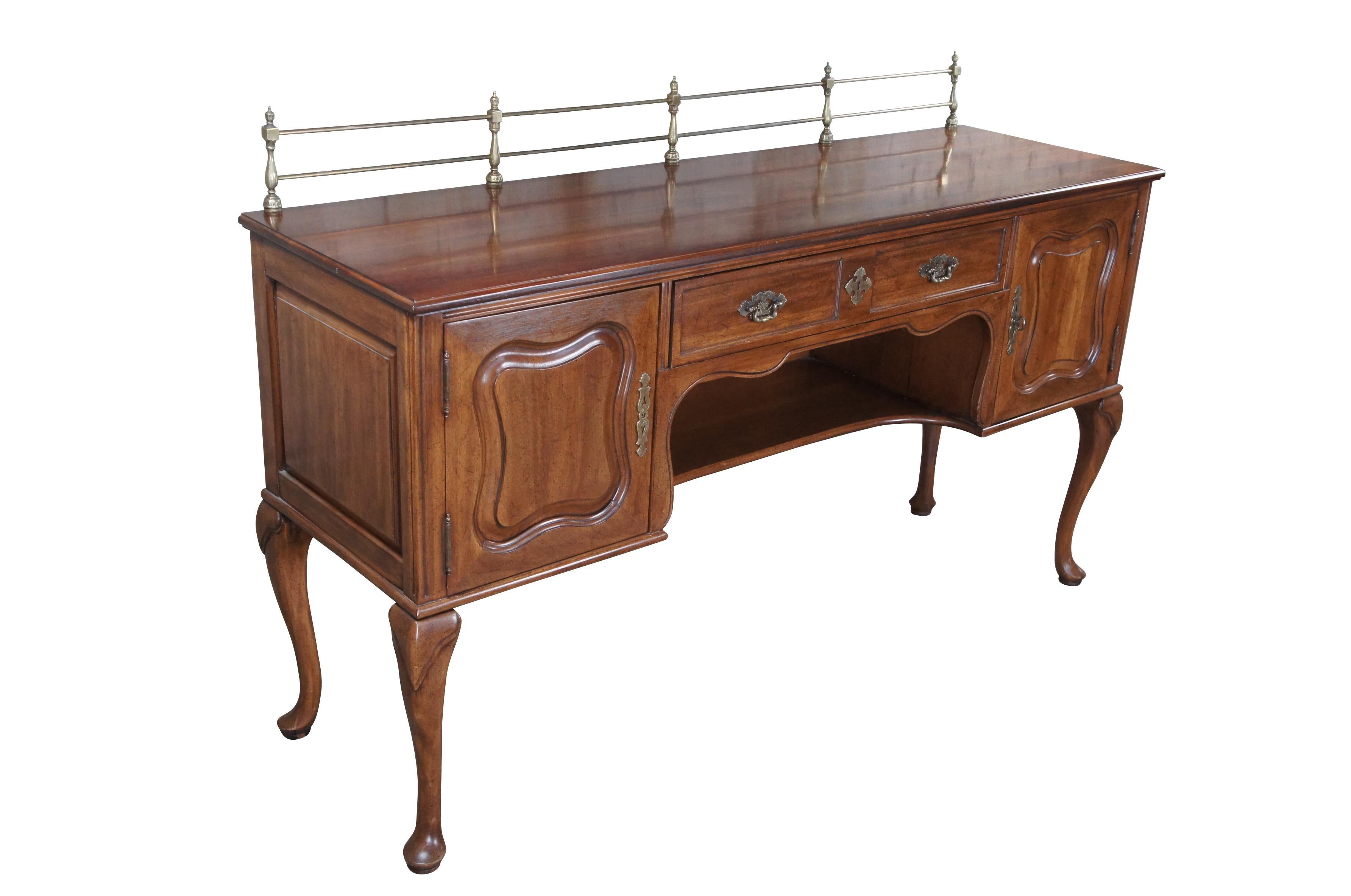 Regina Anna Davis Cabinet Cumberland Valley Queen Anne Style Walnut Buffet Sideboard Server in vendita