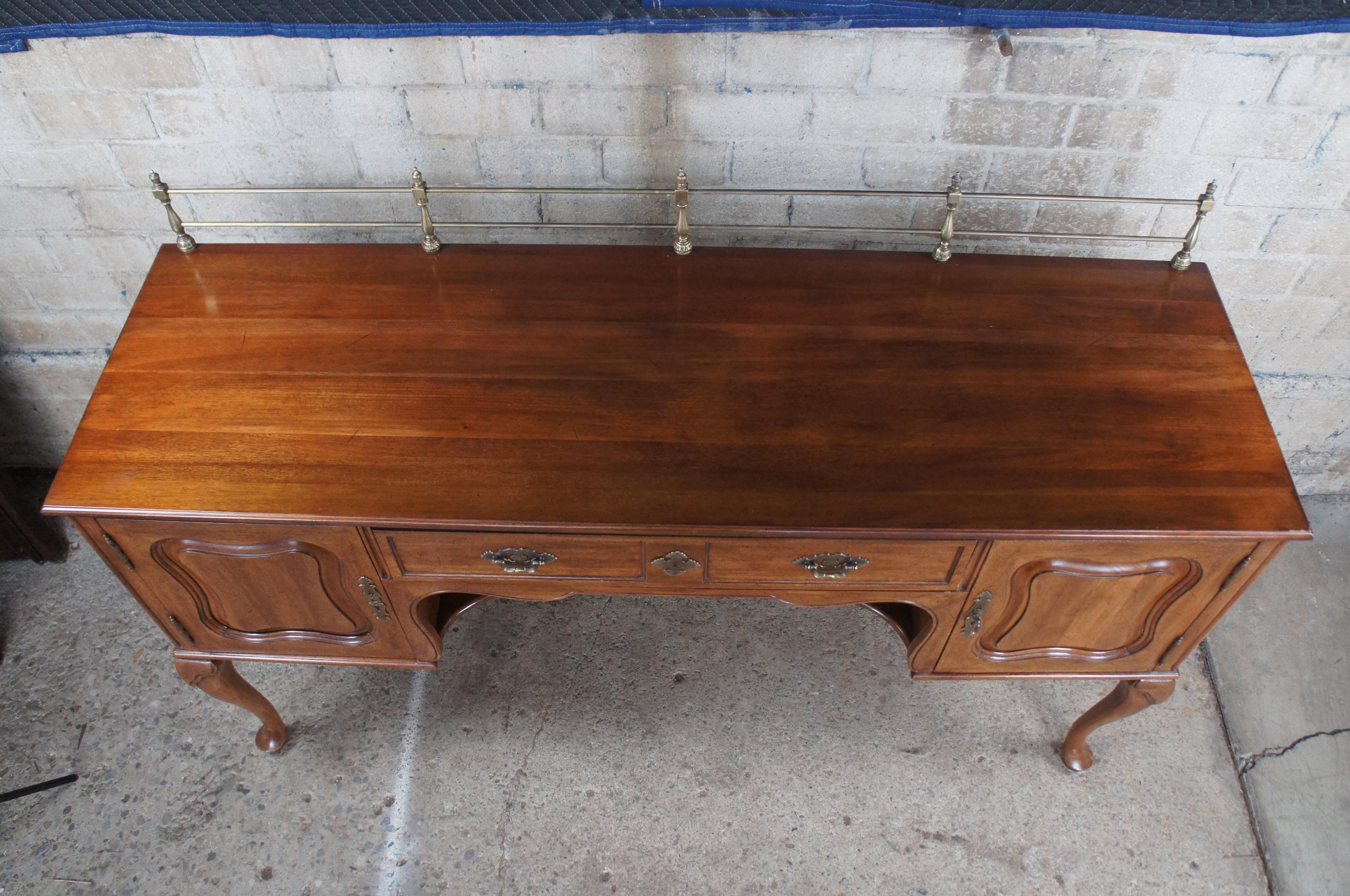 Americano Davis Cabinet Cumberland Valley Queen Anne Style Walnut Buffet Sideboard Server in vendita