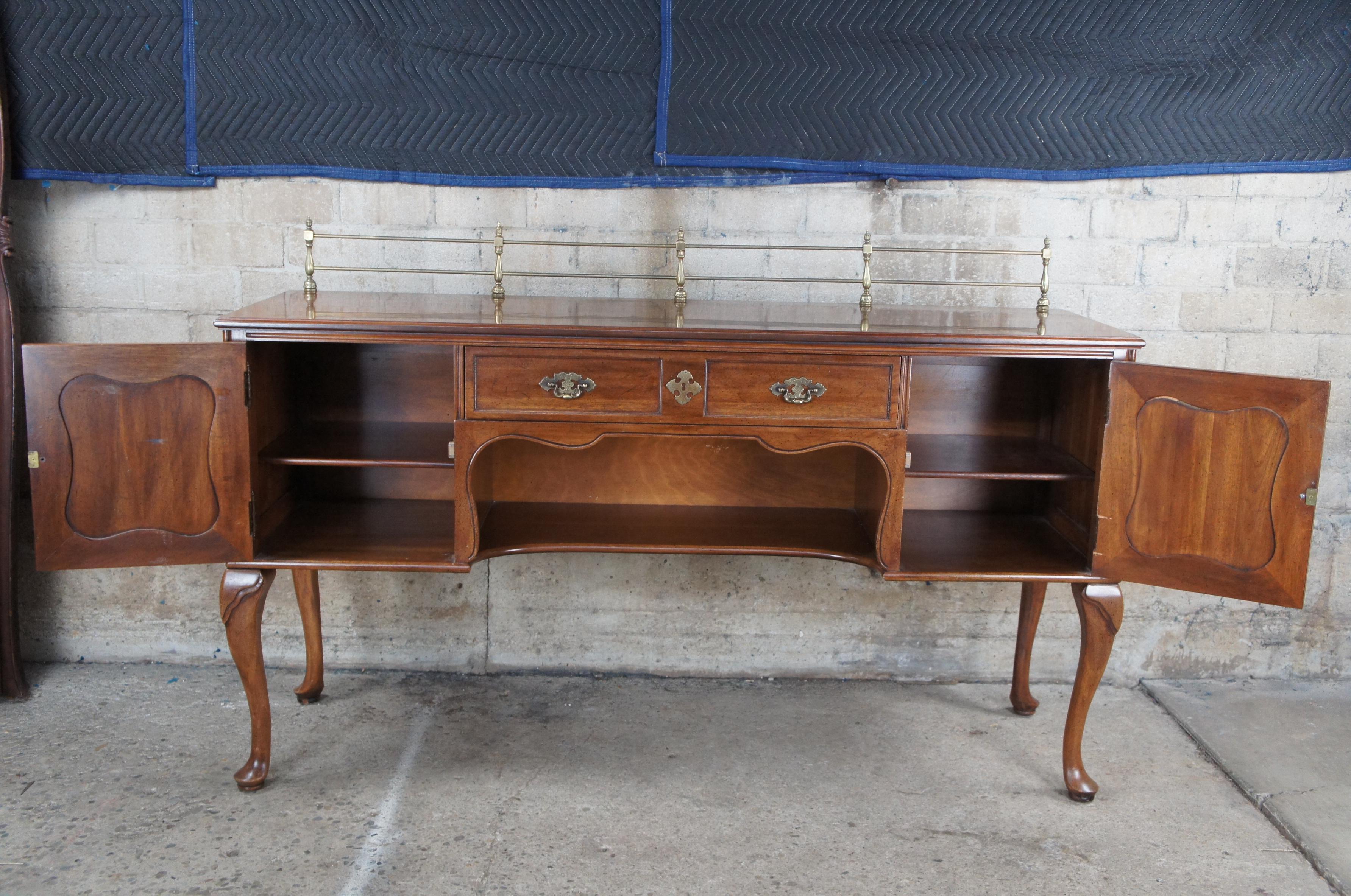 Davis Cabinet Cumberland Valley Queen Anne Style Walnut Buffet Sideboard Server in vendita 2
