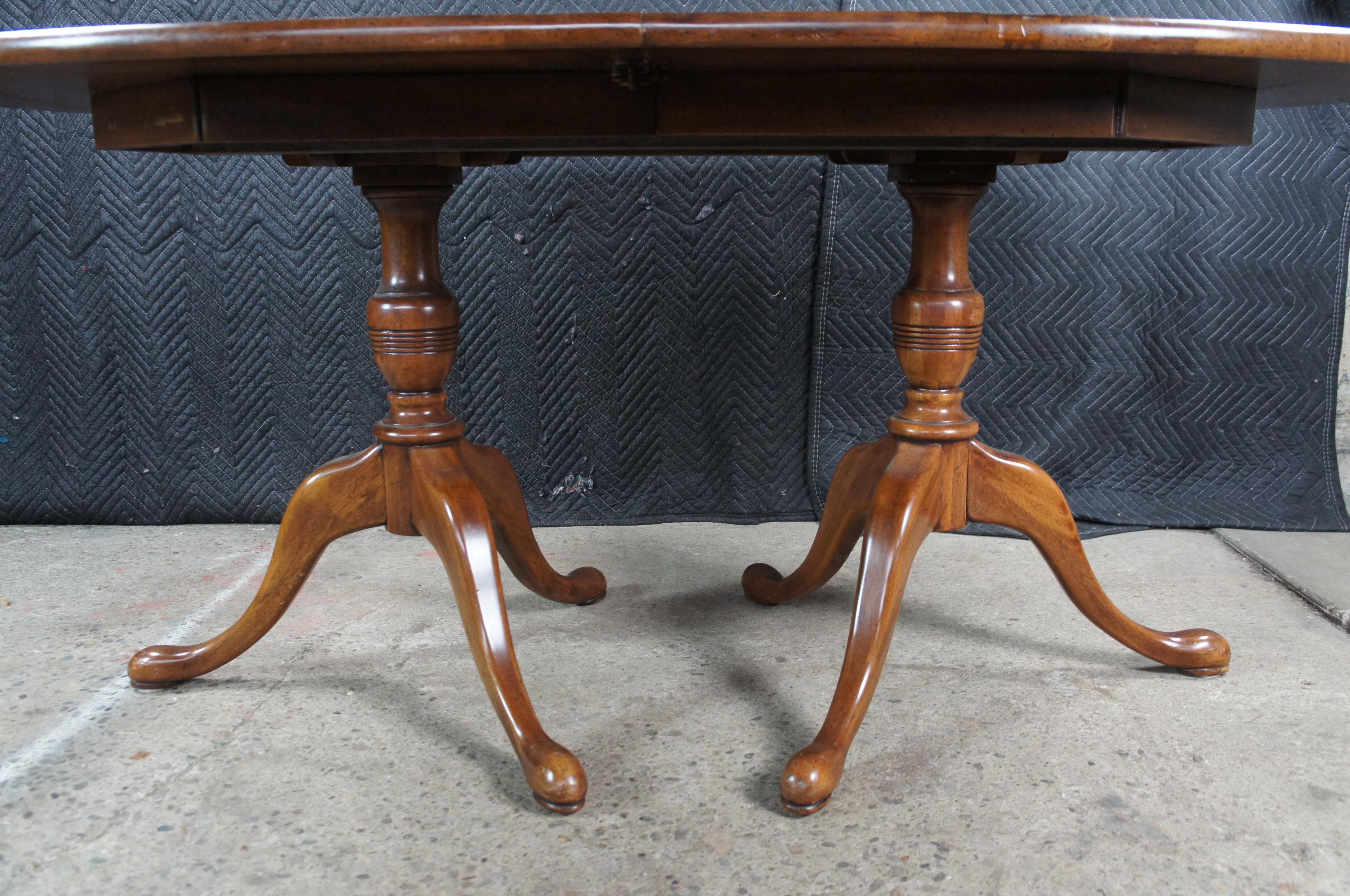 Tavolo da pranzo a doppio piedistallo Davis Cabinet Cumberland Valley Queen Anne Walnut in vendita 3
