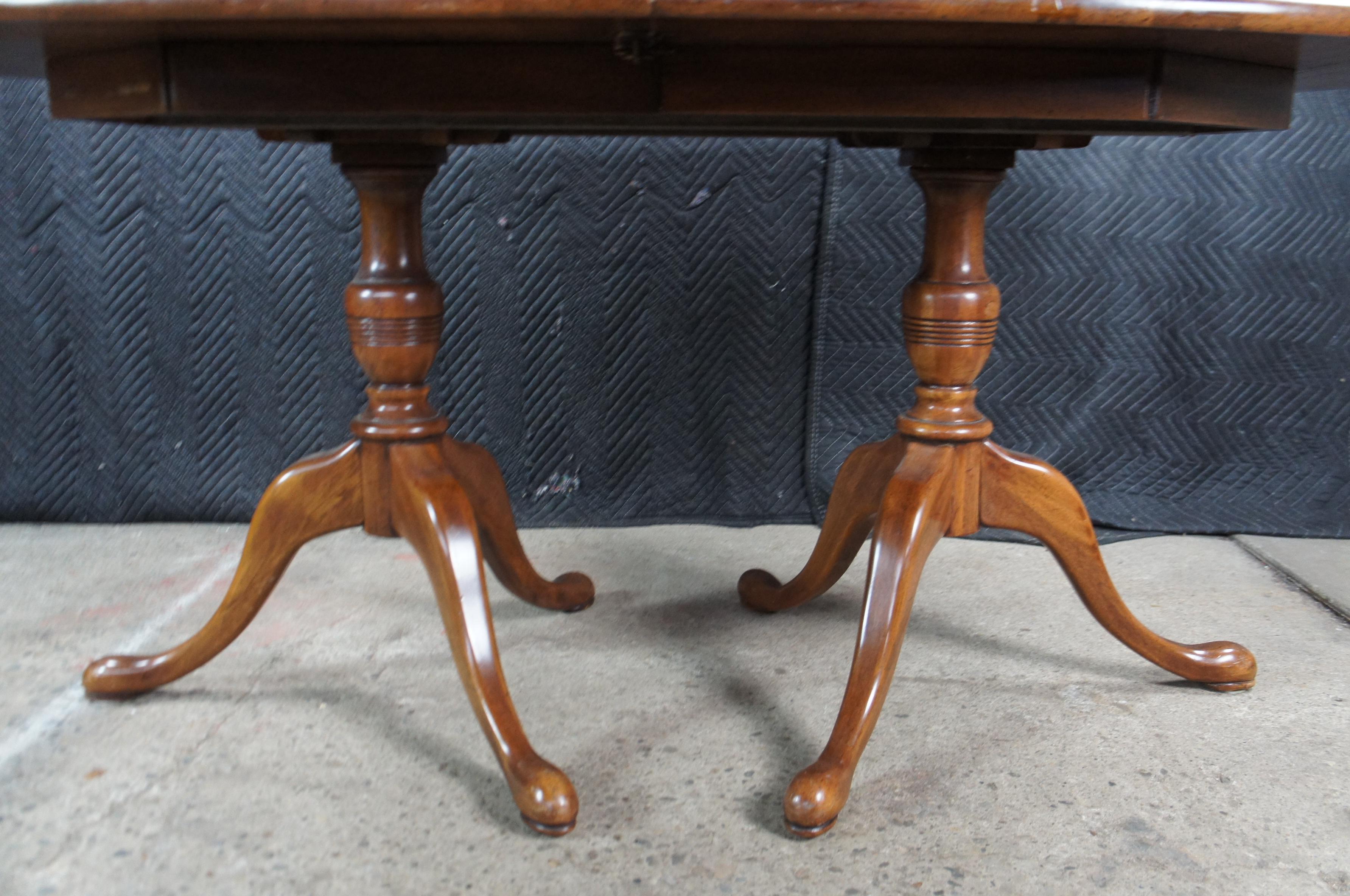 Tavolo da pranzo a doppio piedistallo Davis Cabinet Cumberland Valley Queen Anne Walnut In condizioni discrete in vendita a Dayton, OH