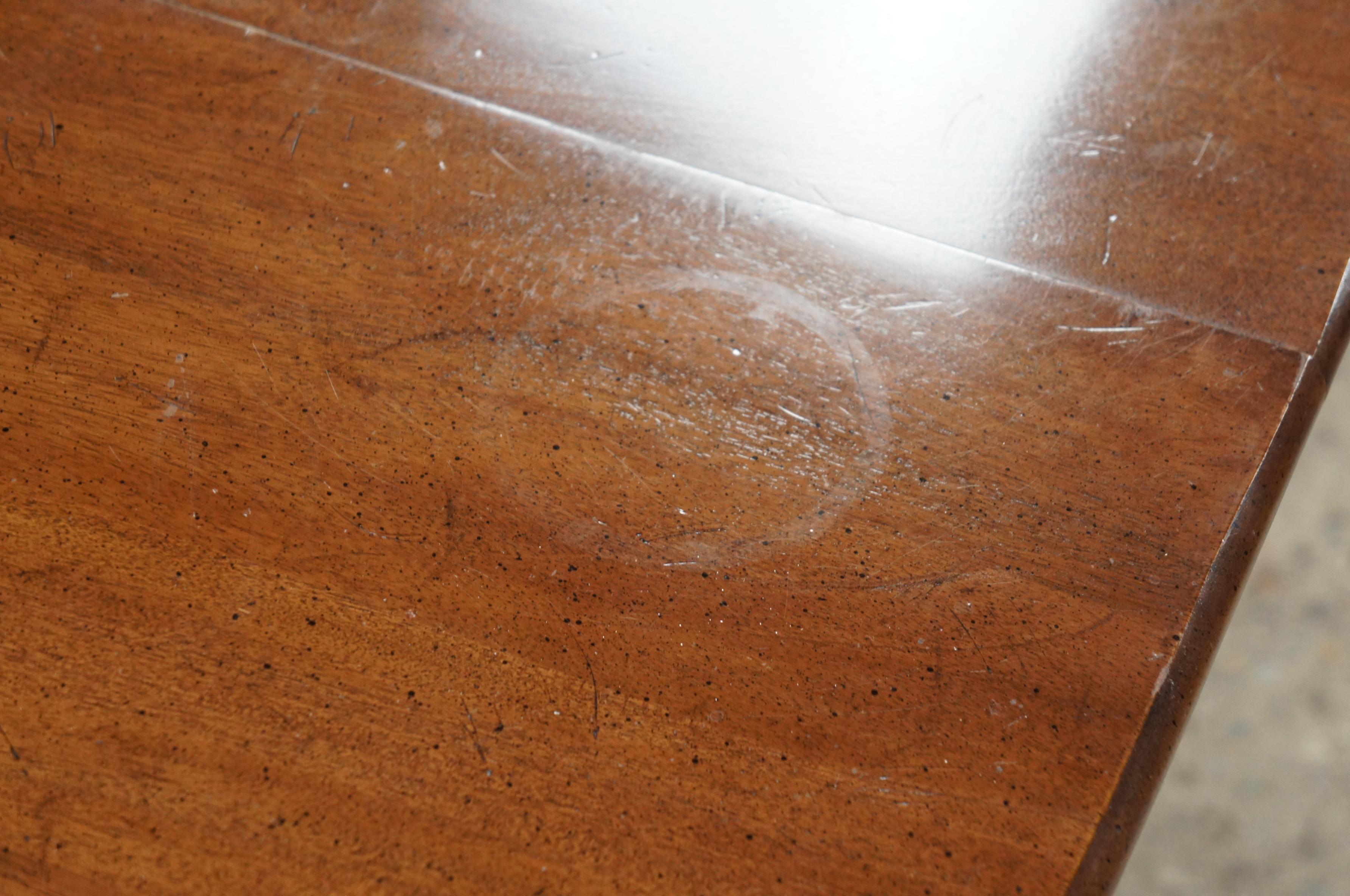 Noce Tavolo da pranzo a doppio piedistallo Davis Cabinet Cumberland Valley Queen Anne Walnut in vendita