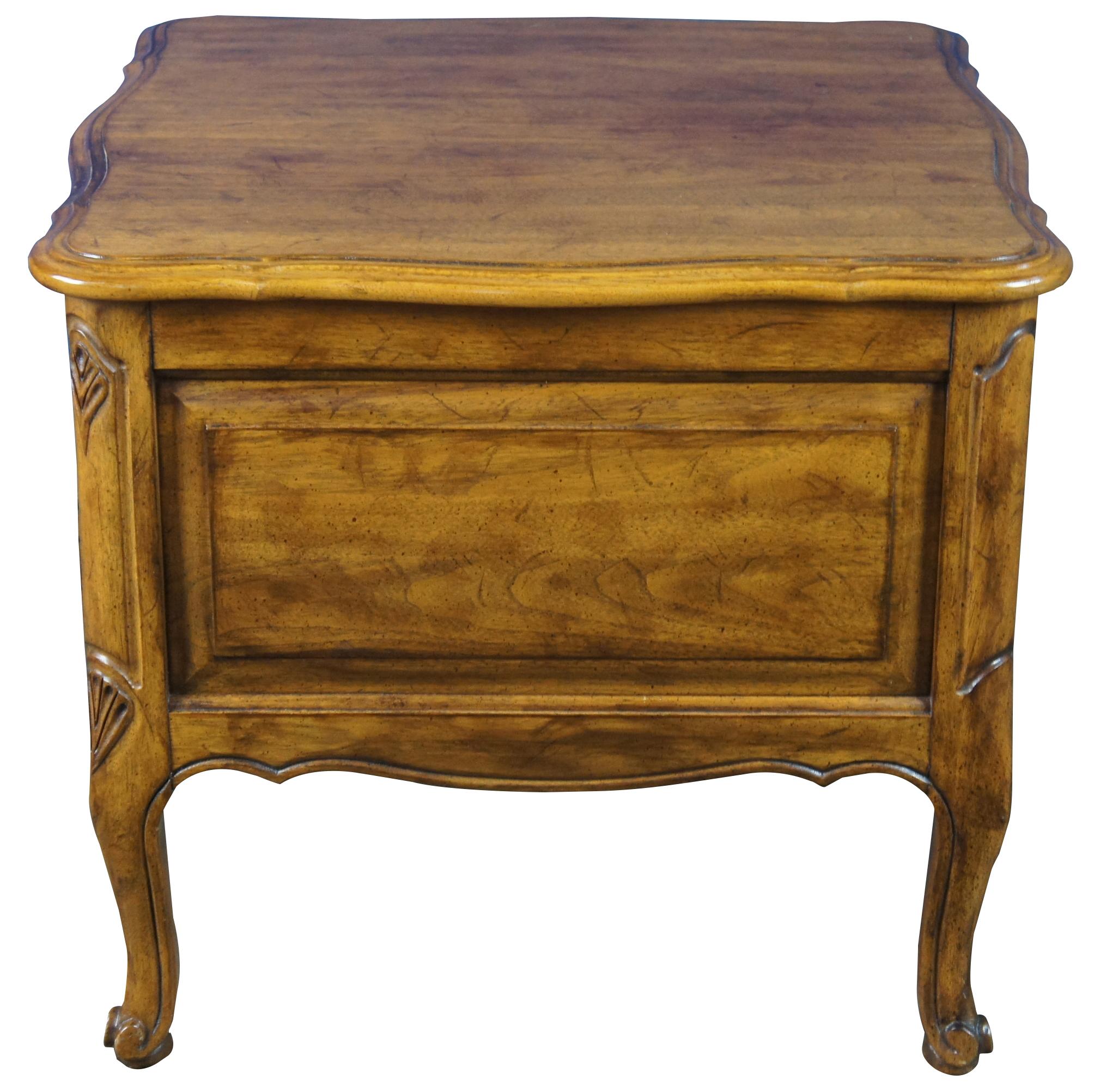 Provincial français Meuble commode en noyer serpentin de style campagnard français, table de nuit, Davis Cabinet en vente