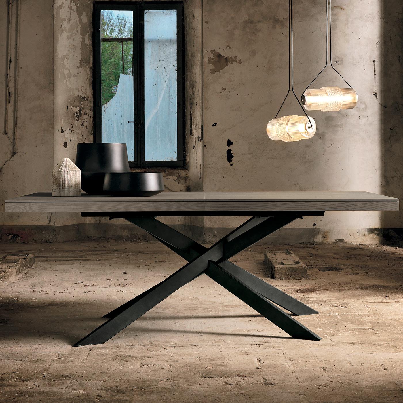 Part of the Davis collection, this table is extendable from a length of 180 cm to 315 cm, making it a versatile and practical addition to every modern space, including small apartments. Its frame is in anodized aluminum, and the metal structure has