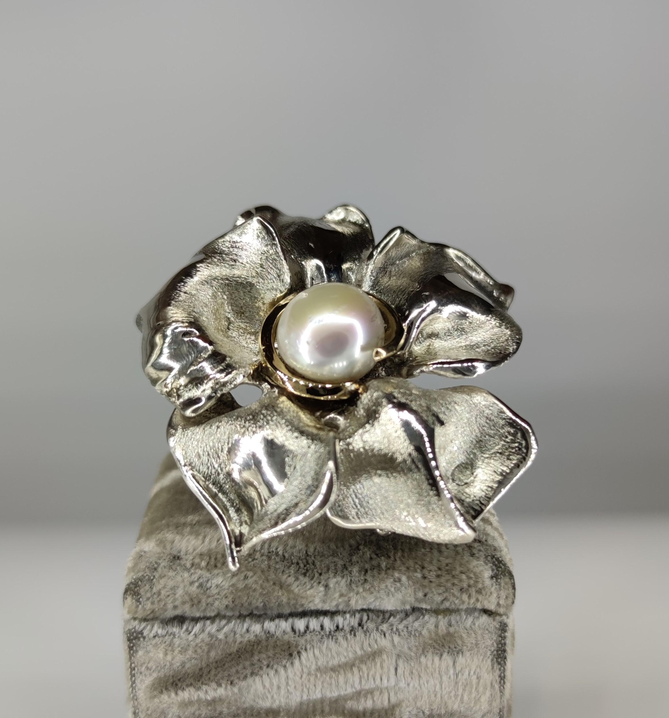 Ring from d'Avossa Rêves d'Argent Collection in silver 925 ‰.

A bright Flower with a central freshwater Pearl surrounded by details in 18kt yellow gold that add a fine touch.

Unique Piece

