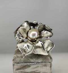 d'Avossa Flower Ring in Silver with Yellow Gold Details and Freshwater Pearl