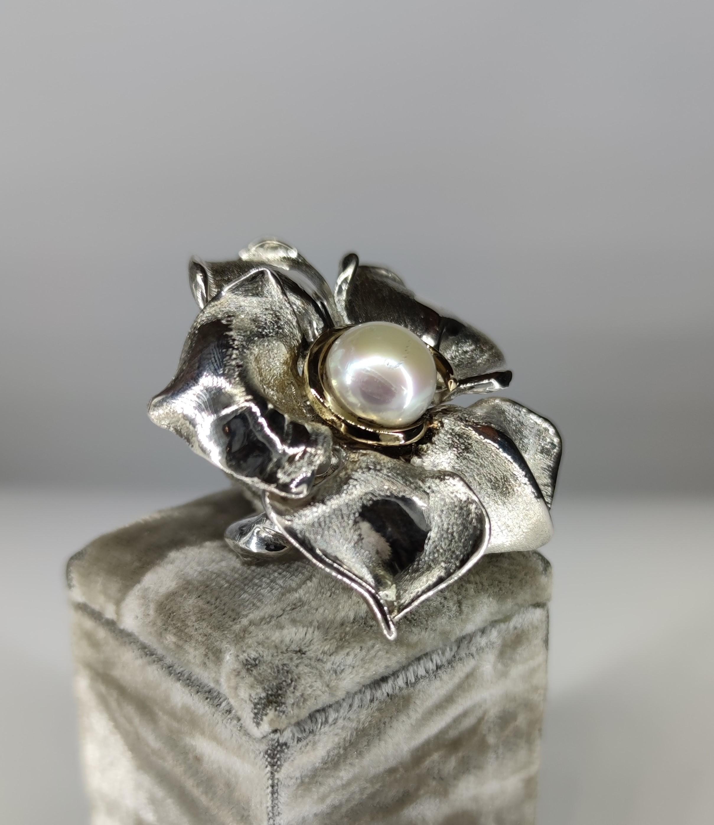 d'Avossa Flower Ring in Silver with Yellow Gold Details and Freshwater Pearl In New Condition For Sale In Roma, IT