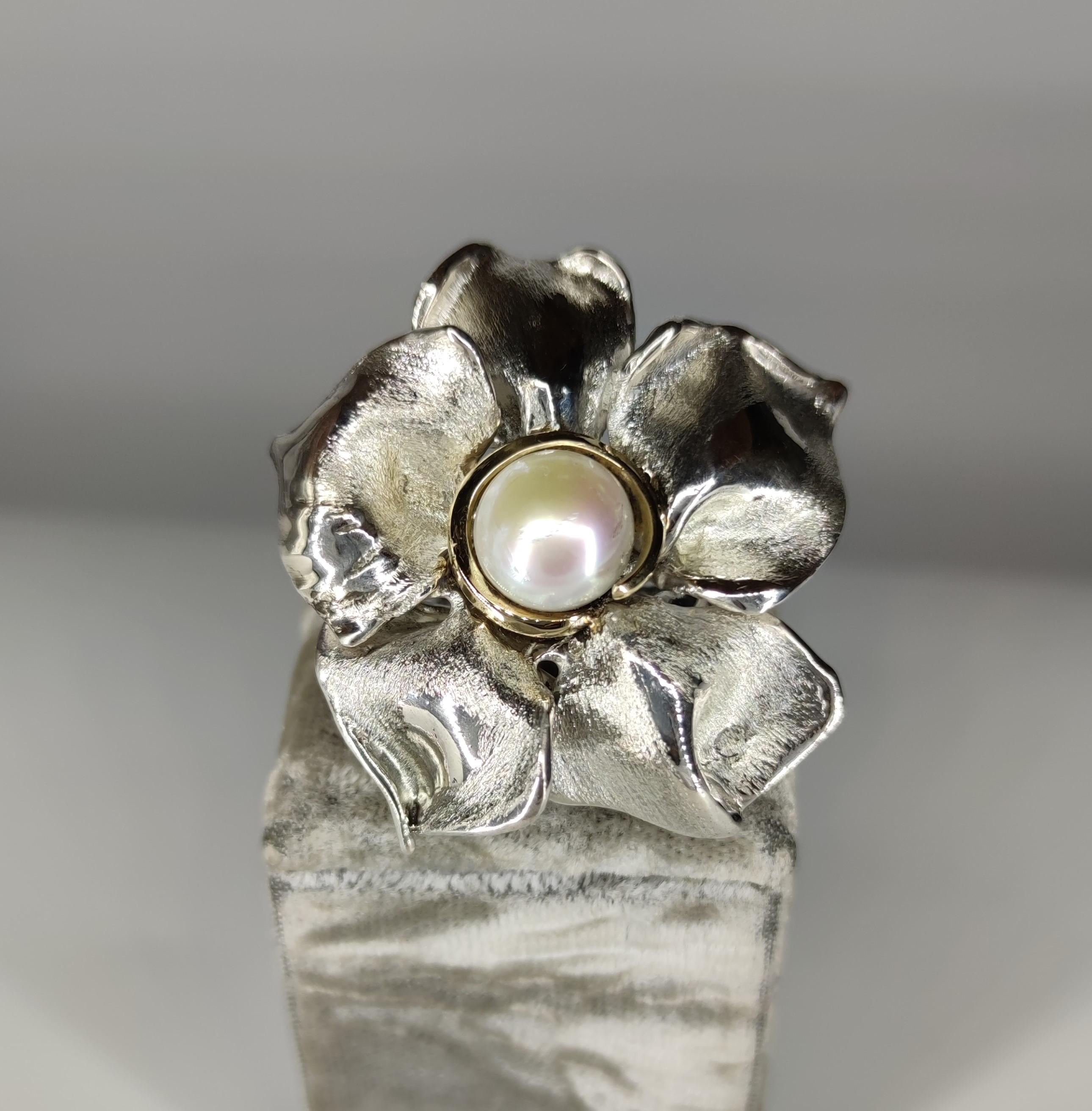 Women's d'Avossa Flower Ring in Silver with Yellow Gold Details and Freshwater Pearl For Sale