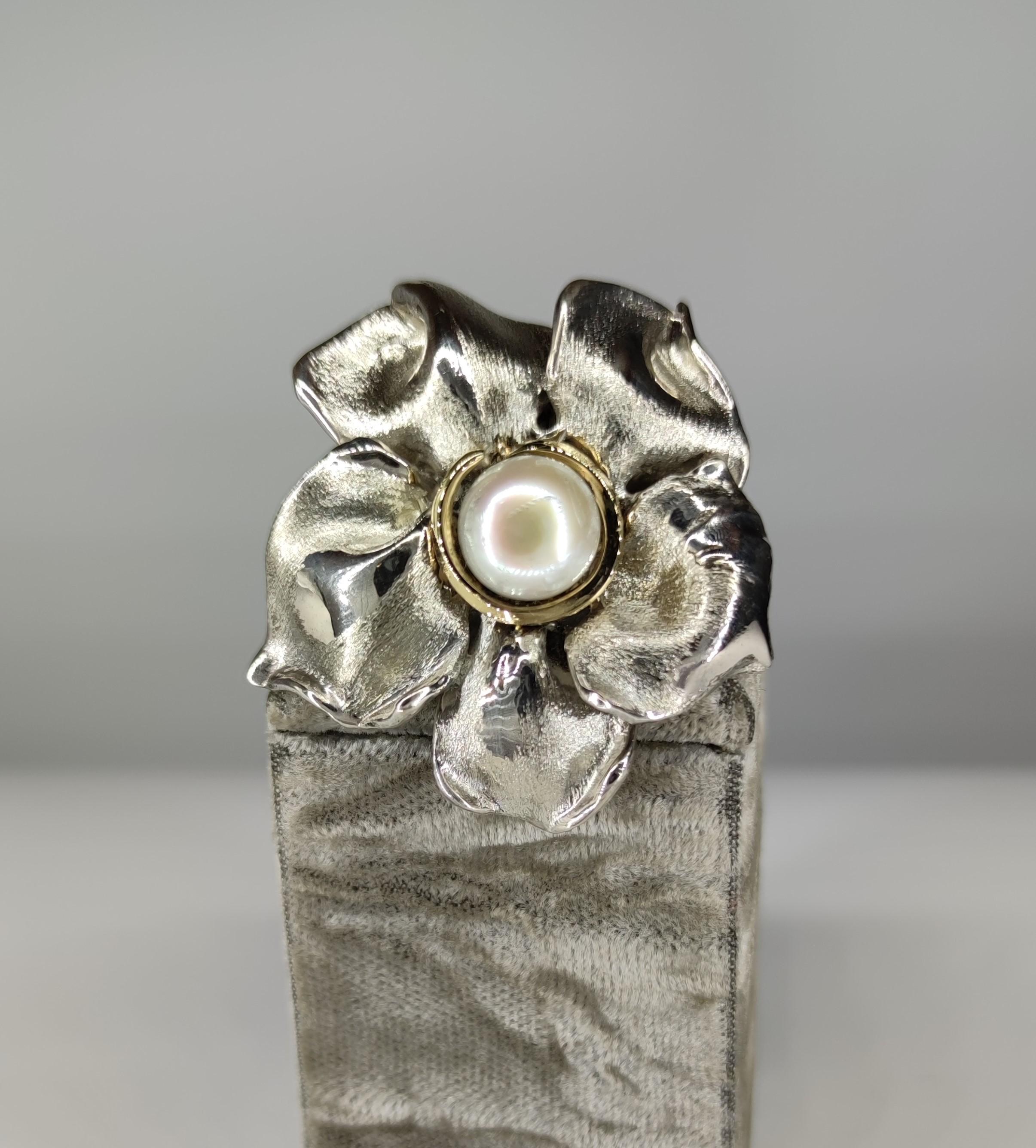d'Avossa Flower Ring in Silver with Yellow Gold Details and Freshwater Pearl For Sale 1