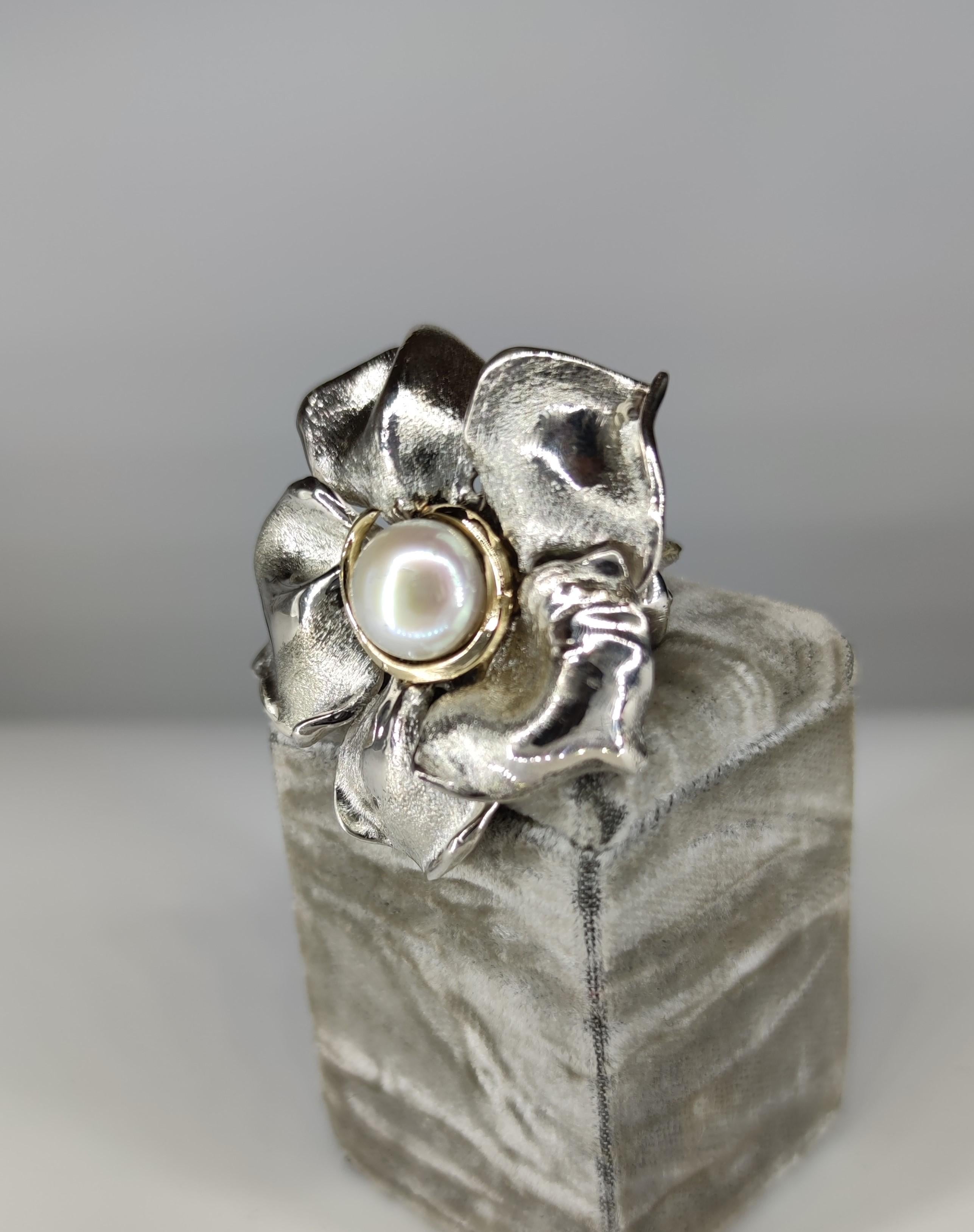 d'Avossa Flower Ring in Silver with Yellow Gold Details and Freshwater Pearl For Sale 2