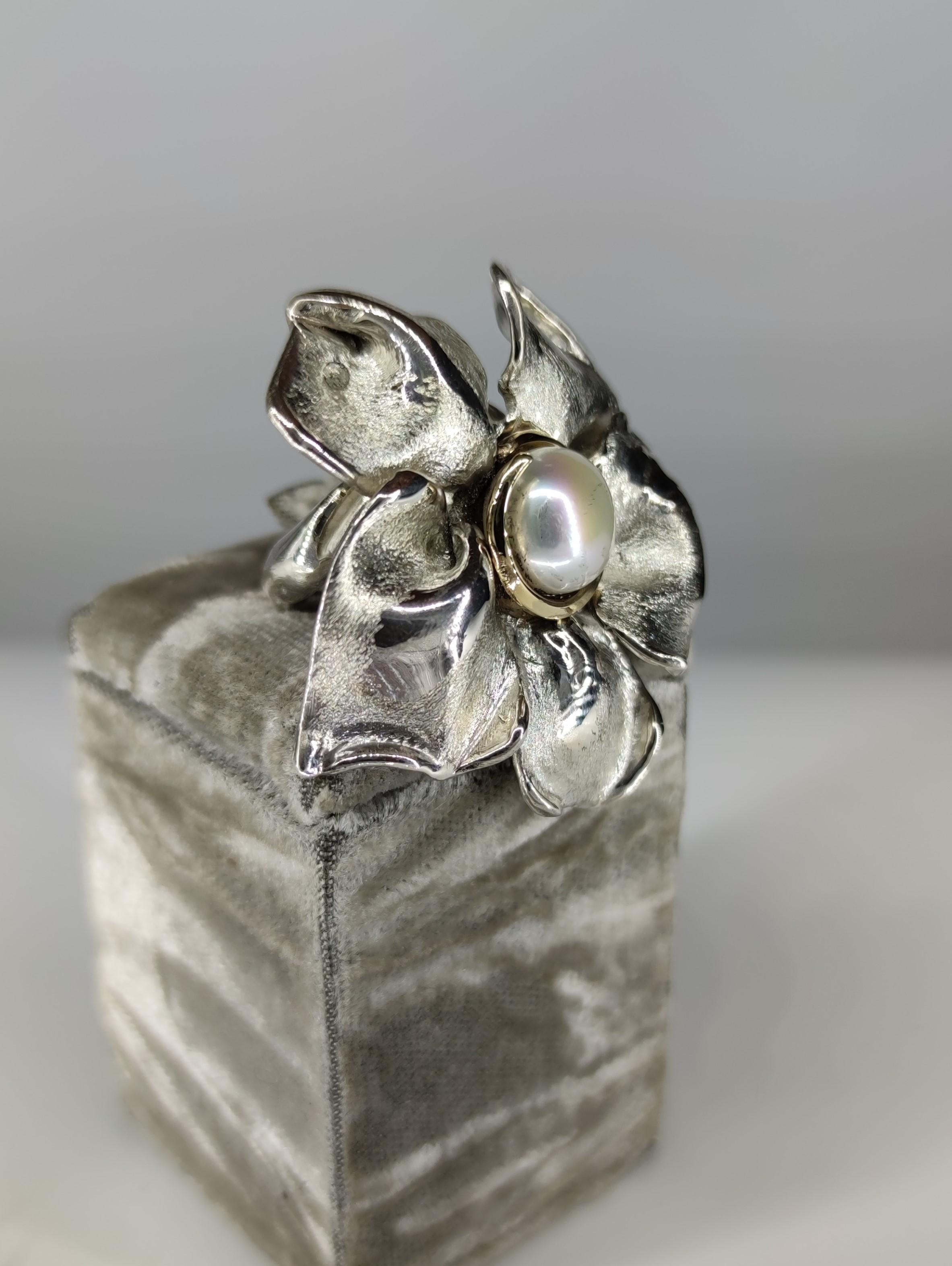 d'Avossa Flower Ring in Silver with Yellow Gold Details and Freshwater Pearl For Sale 3