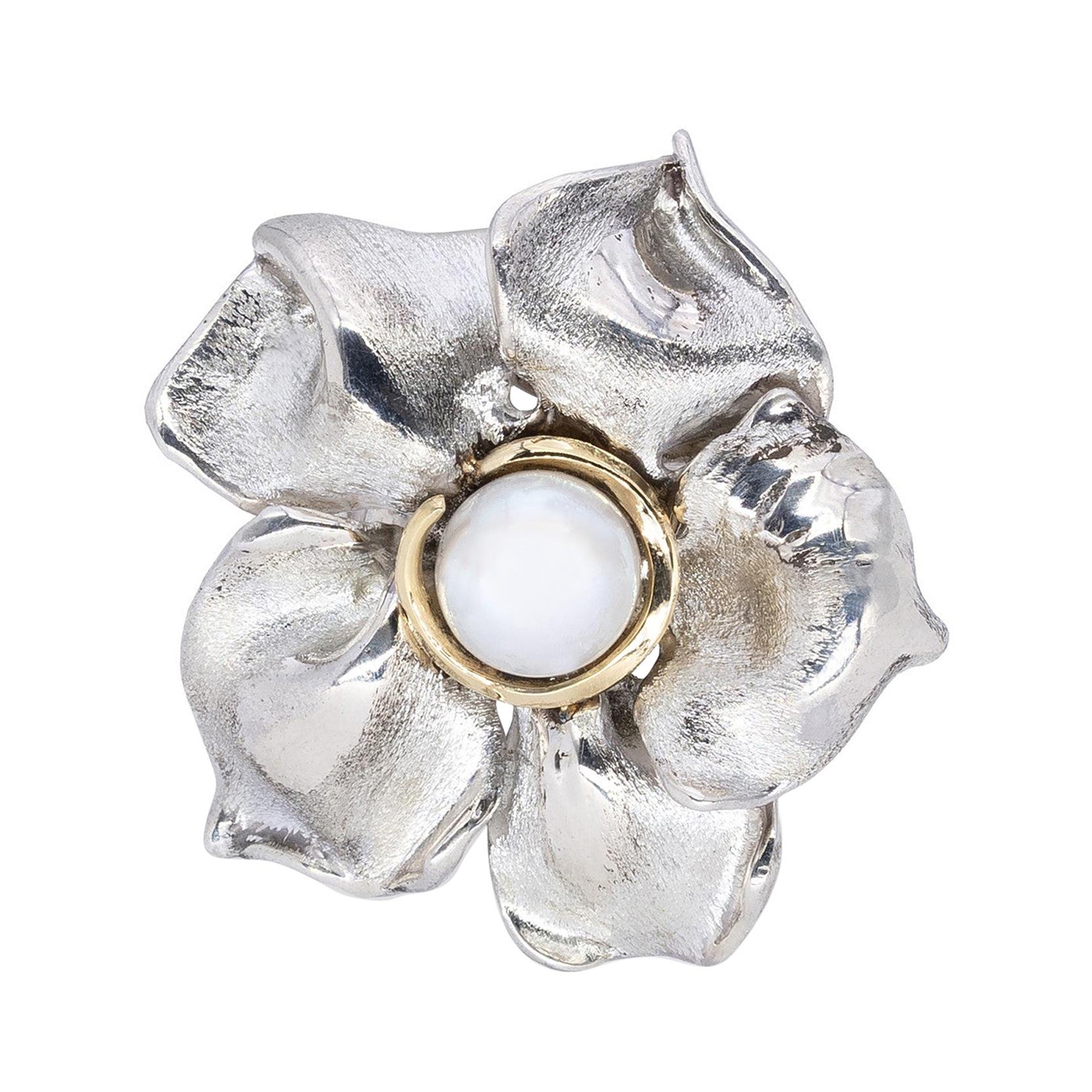 d'Avossa Flower Ring in Silver with Yellow Gold Details and Freshwater Pearl For Sale