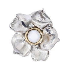 d
Avossa Flower Ring in Silver with Yellow Gold Details and Freshwater Pearl