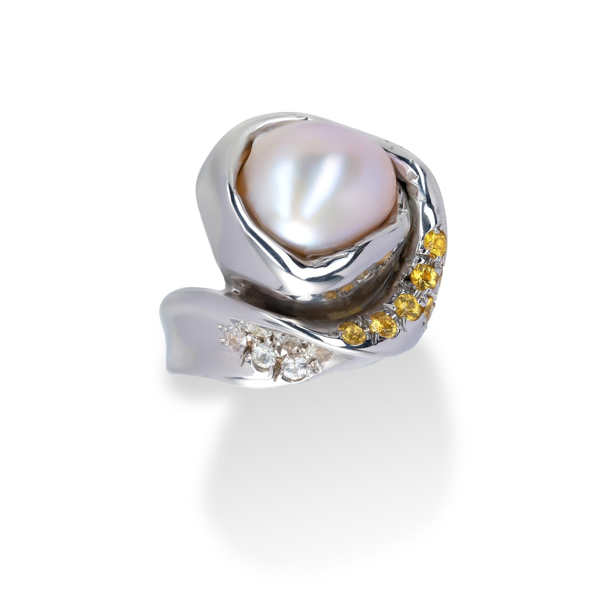 A Ring from d'Avossa Rêves d'Argent Collection in silver 925 ‰ with a 14,76 cts Central Freshwater Pearl,  enriched with a pavé of 0,61 cts Yellow Sapphires and 0,41 cts White Saphhire. 

Ref. Number AAGP106