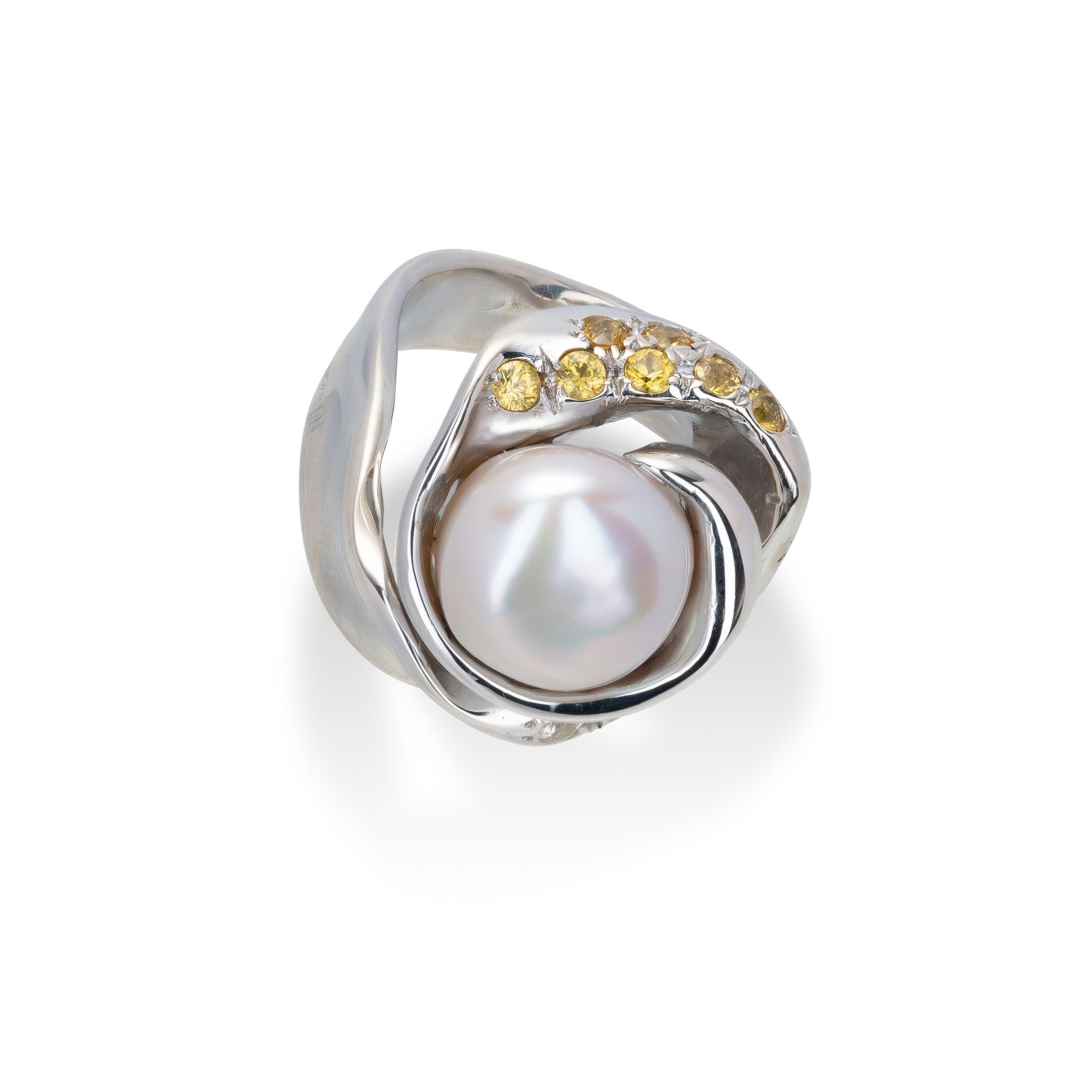 A Ring from d'Avossa Rêves d'Argent Collection in silver 925 ‰ with a 13,26 cts Central  fresh water Pearl,  enriched with a pavé of 0,62 cts Yellow Sapphire and 0,40 cts White Saphhire. 

Ref. Number AAGP108