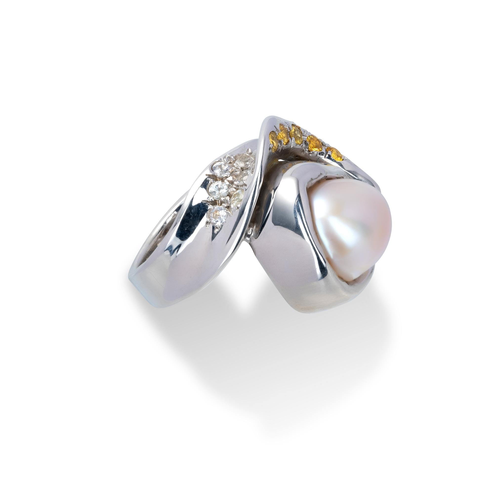Freshwater Pearl and  Yellow Sapphires Ring from d'Avossa Collection  In New Condition For Sale In Roma, IT