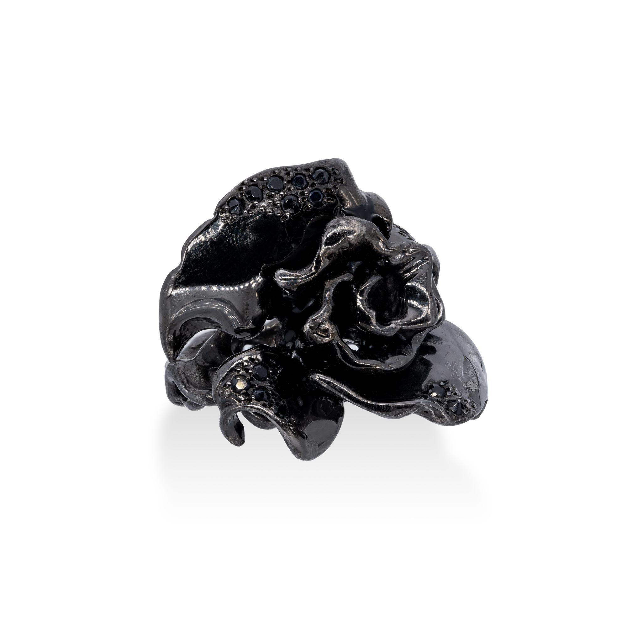 Black Sapphires Rose Ring from d’Avossa Rêves d'Argent Collection In New Condition For Sale In Roma, IT