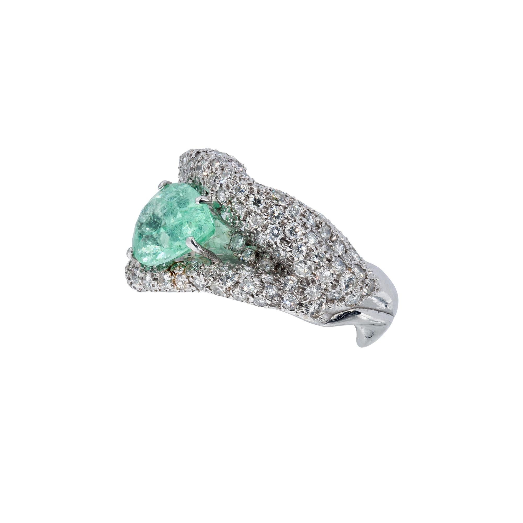 d'Avossa-Ring  mit zentralem birnenförmigen Paraiba-Turmalin von 3,68 ct, ca. 10x6 mm groß, mit einem weißen Diamanten als Konturpavè von 2,55 ct
Einzigartiges Stück

Referenz Nummer ATR600

