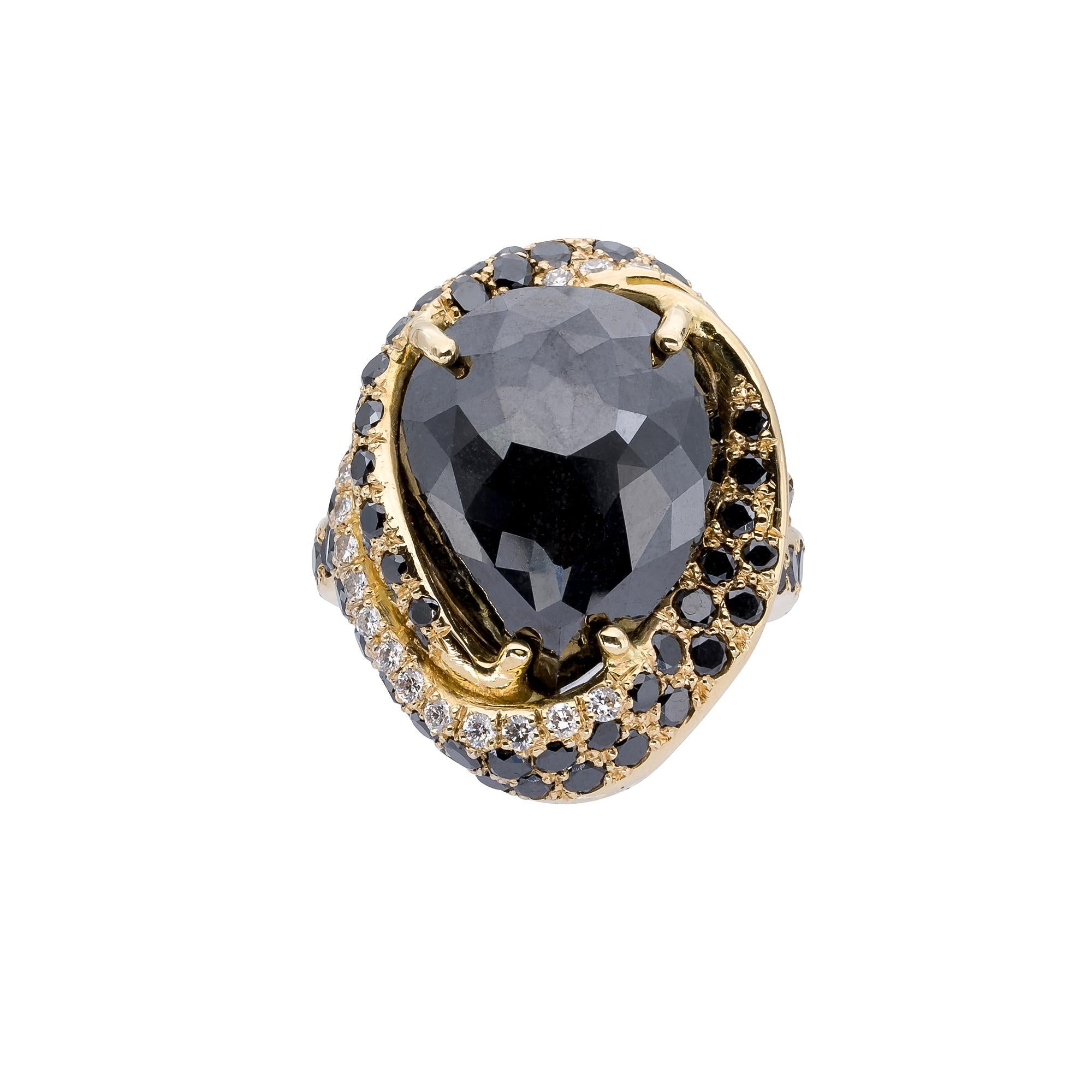 A Ring from d'Avossa Masterpiece Collection in yellow 18 kt gold with a Central Pear Shape Black Diamond briolé cut with a contour pavé of black and white diamonds 

Ref. Number ABT697

